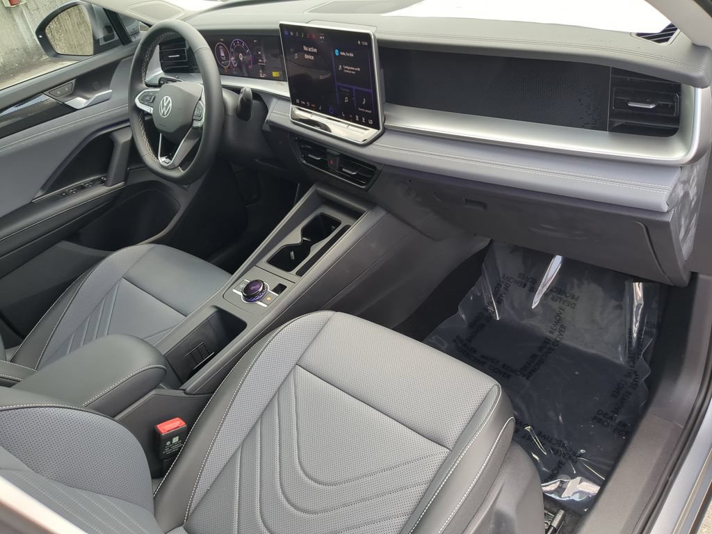 New 2026 Volkswagen Tiguan SE FWD image 11