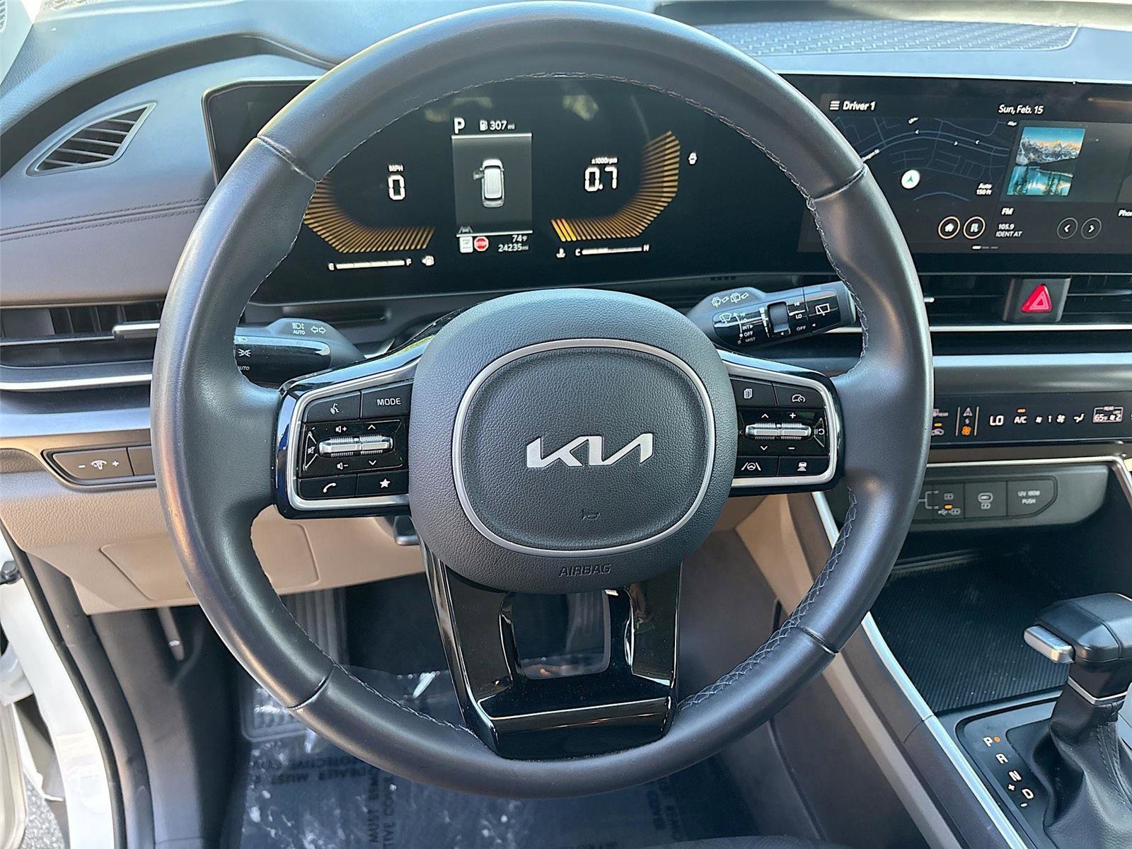 Used 2025 Kia Carnival FWD image 12