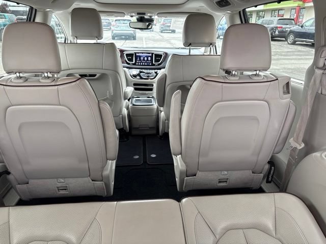 Used 2018 Chrysler Pacifica Limited w/ Tire & Wheel Group FWD image 40