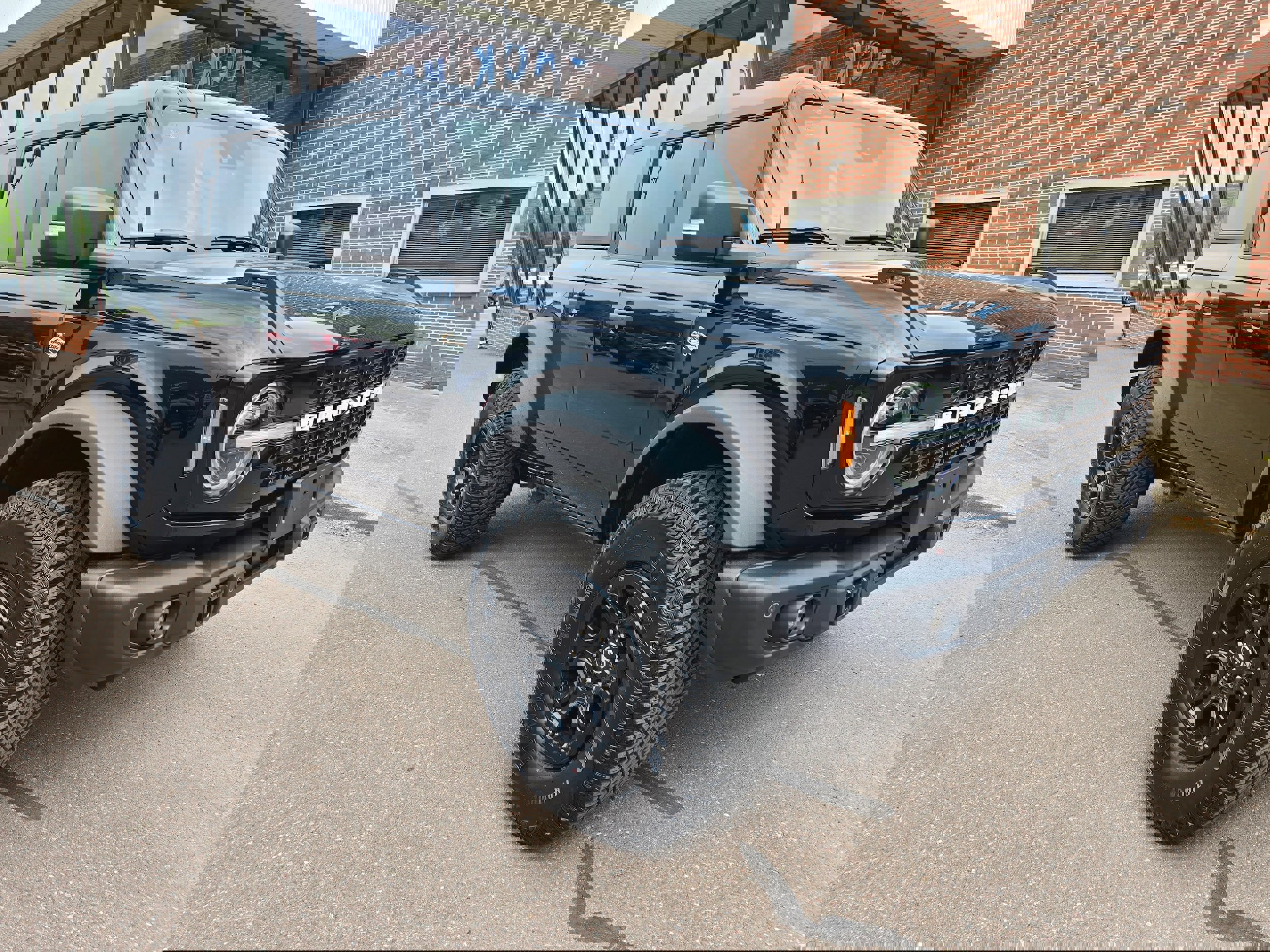 Used 2023 Ford Bronco Wildtrak image 1