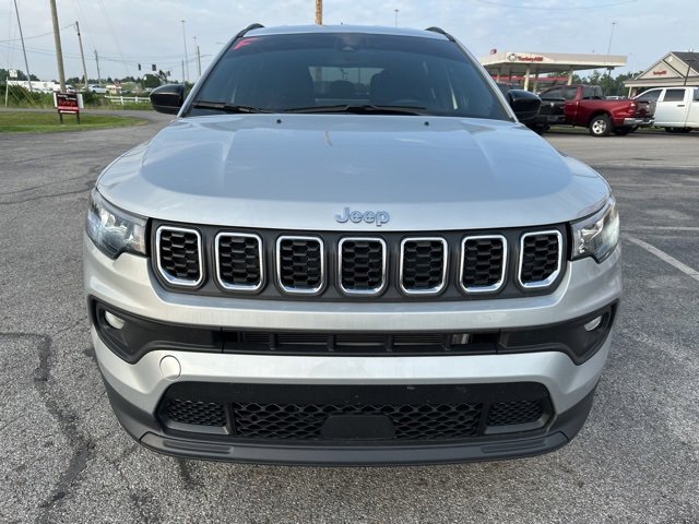 Used 2024 Jeep Compass Latitude image 2