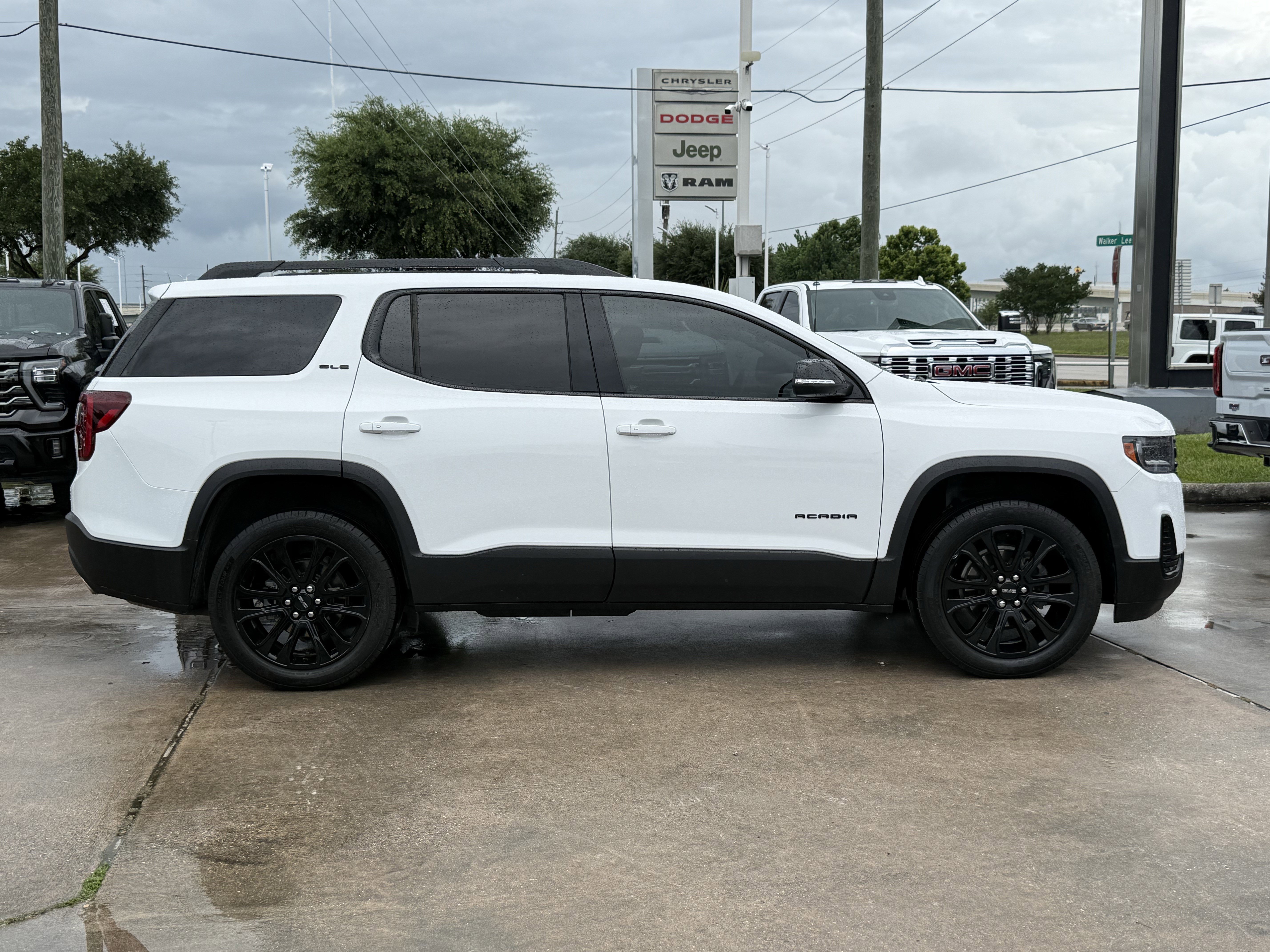 Used 2023 GMC Acadia SLE w/ Elevation Edition FWD image 3