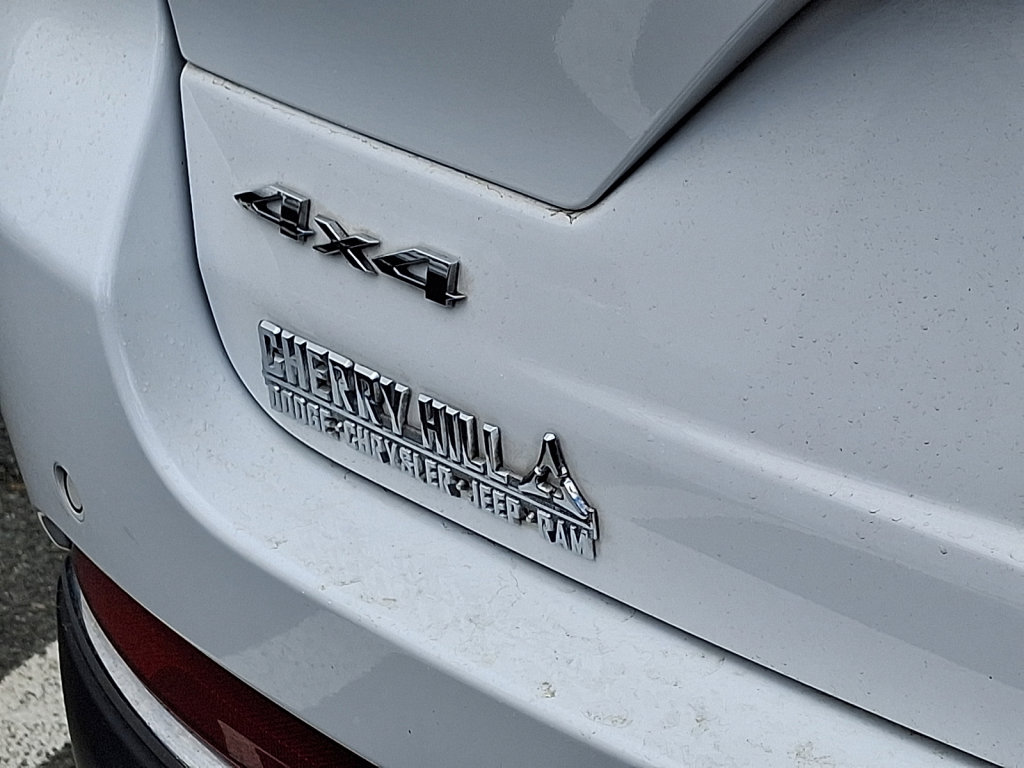 Used 2023 Jeep Grand Cherokee Laredo w/ Luxury Tech Group I AWD/4WD image 17