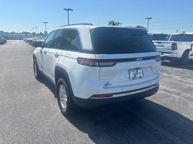Used 2023 Jeep Grand Cherokee Laredo AWD/4WD image 12