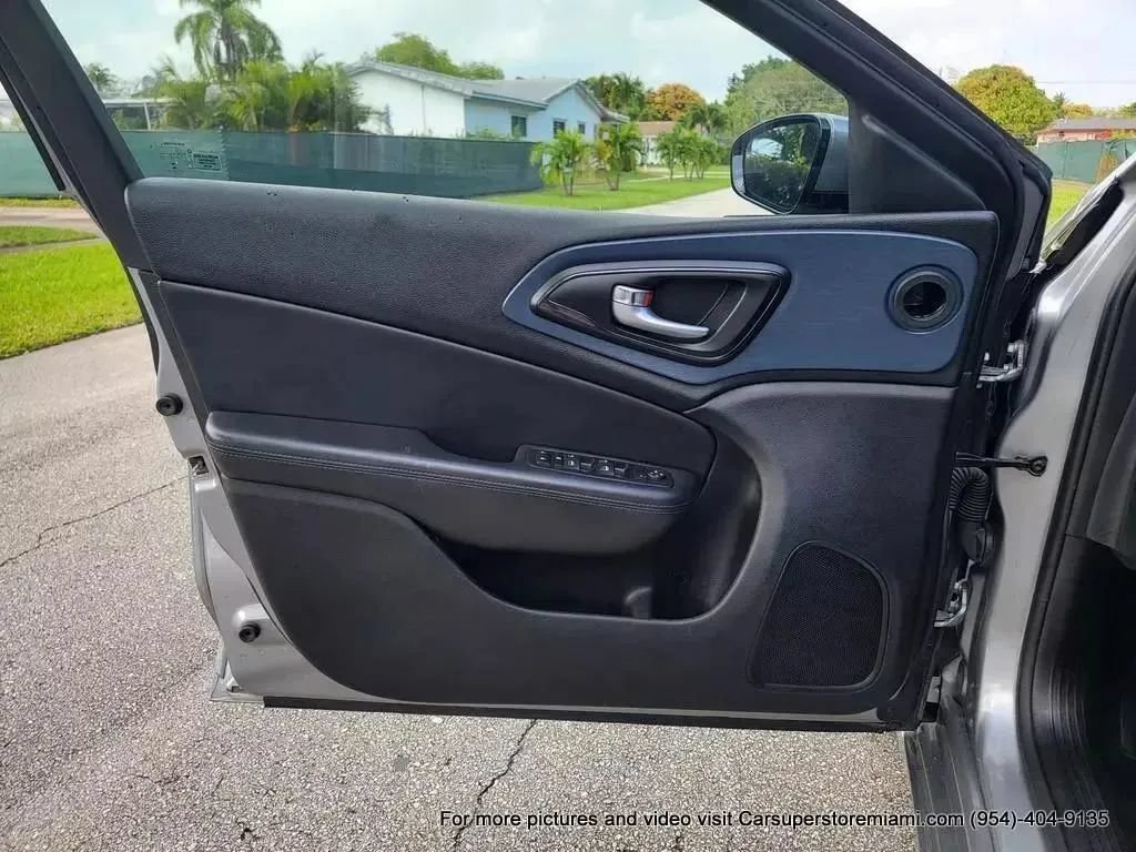 Used 2015 Chrysler 200 S FWD image 32