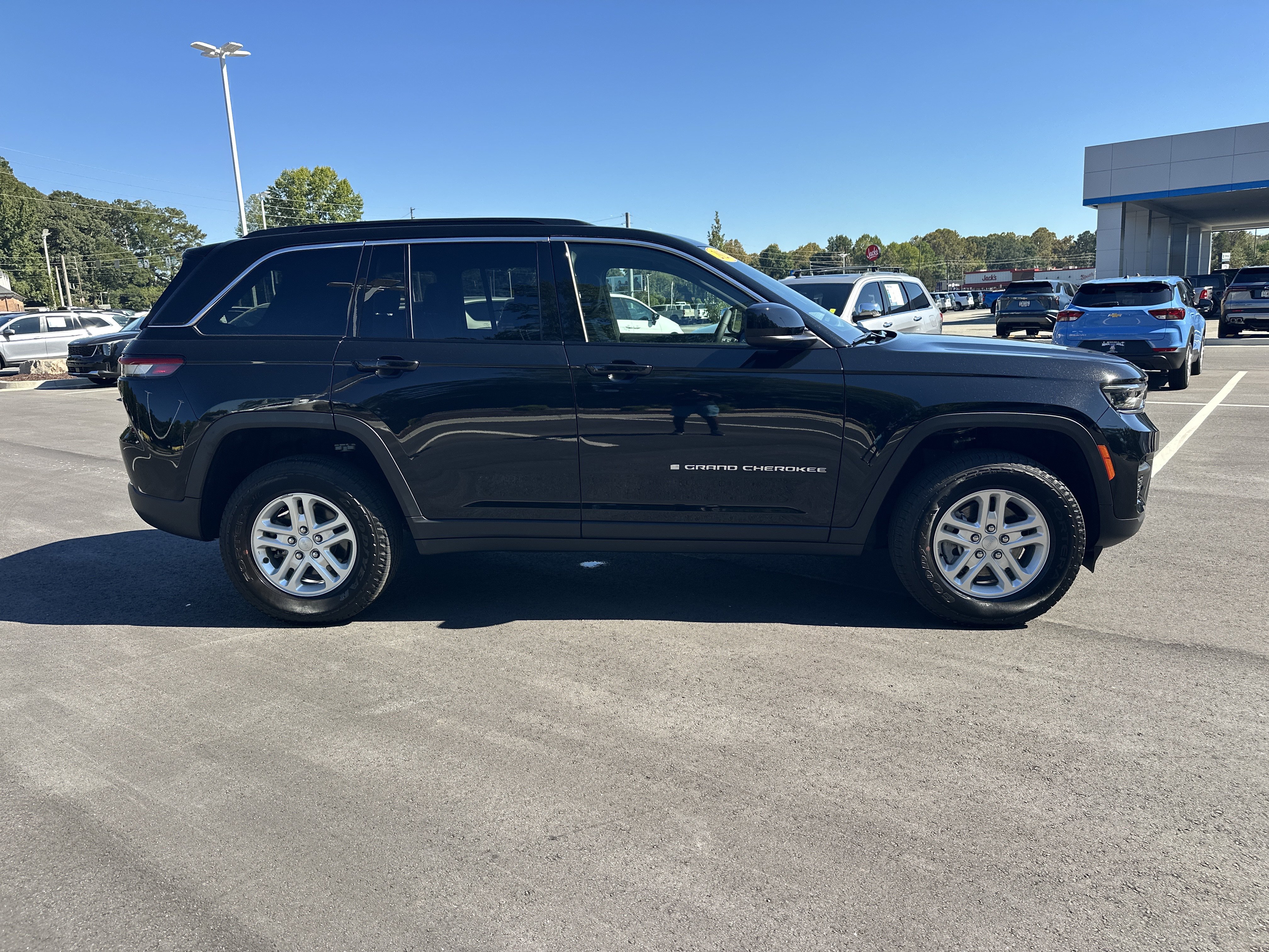 Used 2025 Jeep Grand Cherokee Laredo w/ Luxury Tech Group I RWD image 9