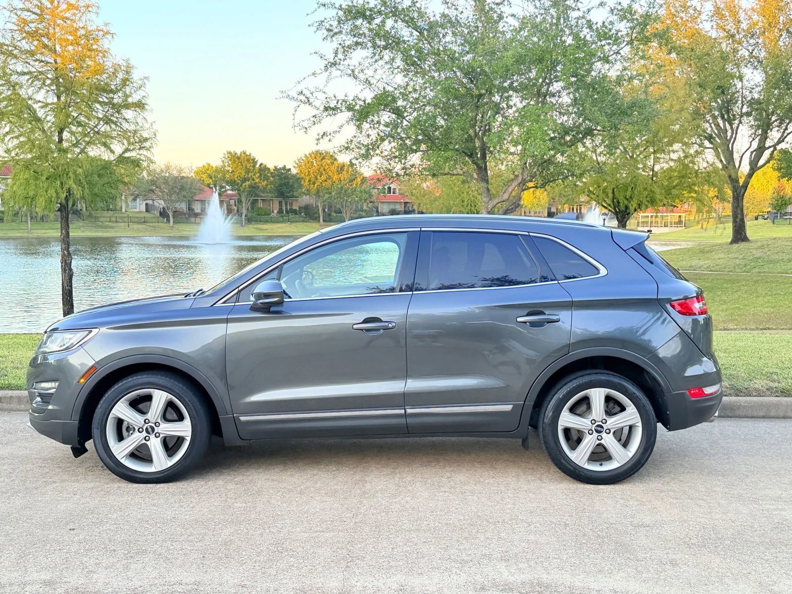 Used 2017 Lincoln MKC Premiere image 3