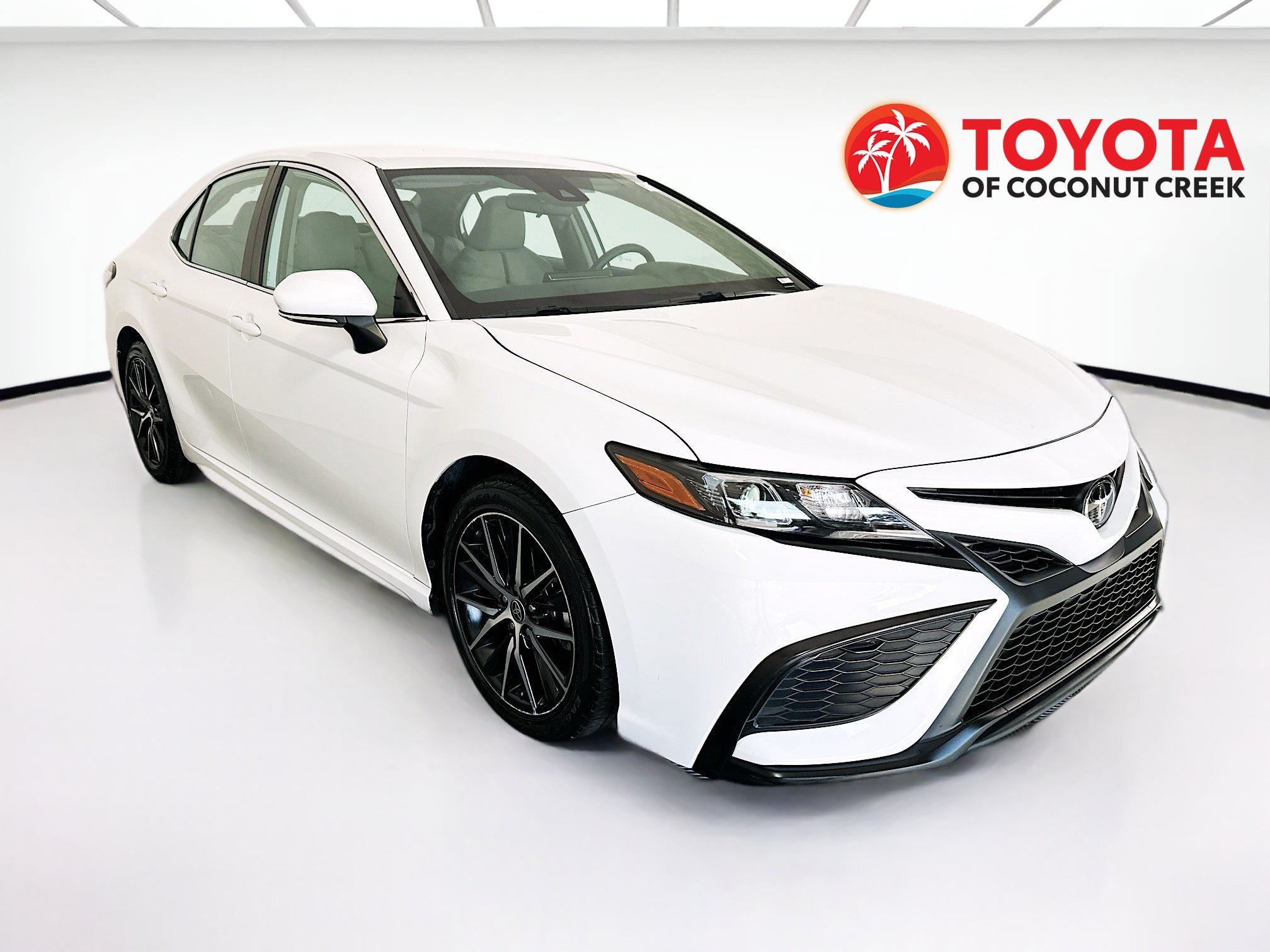 Used 2023 Toyota Camry SE FWD image 1