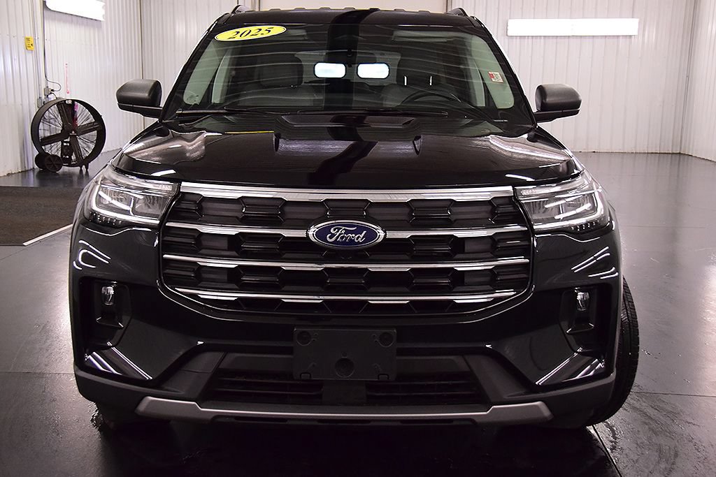 Used 2025 Ford Explorer Active w/ Active Comfort Package AWD/4WD image 2