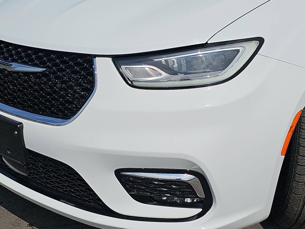 Used 2023 Chrysler Pacifica Touring-L image 34