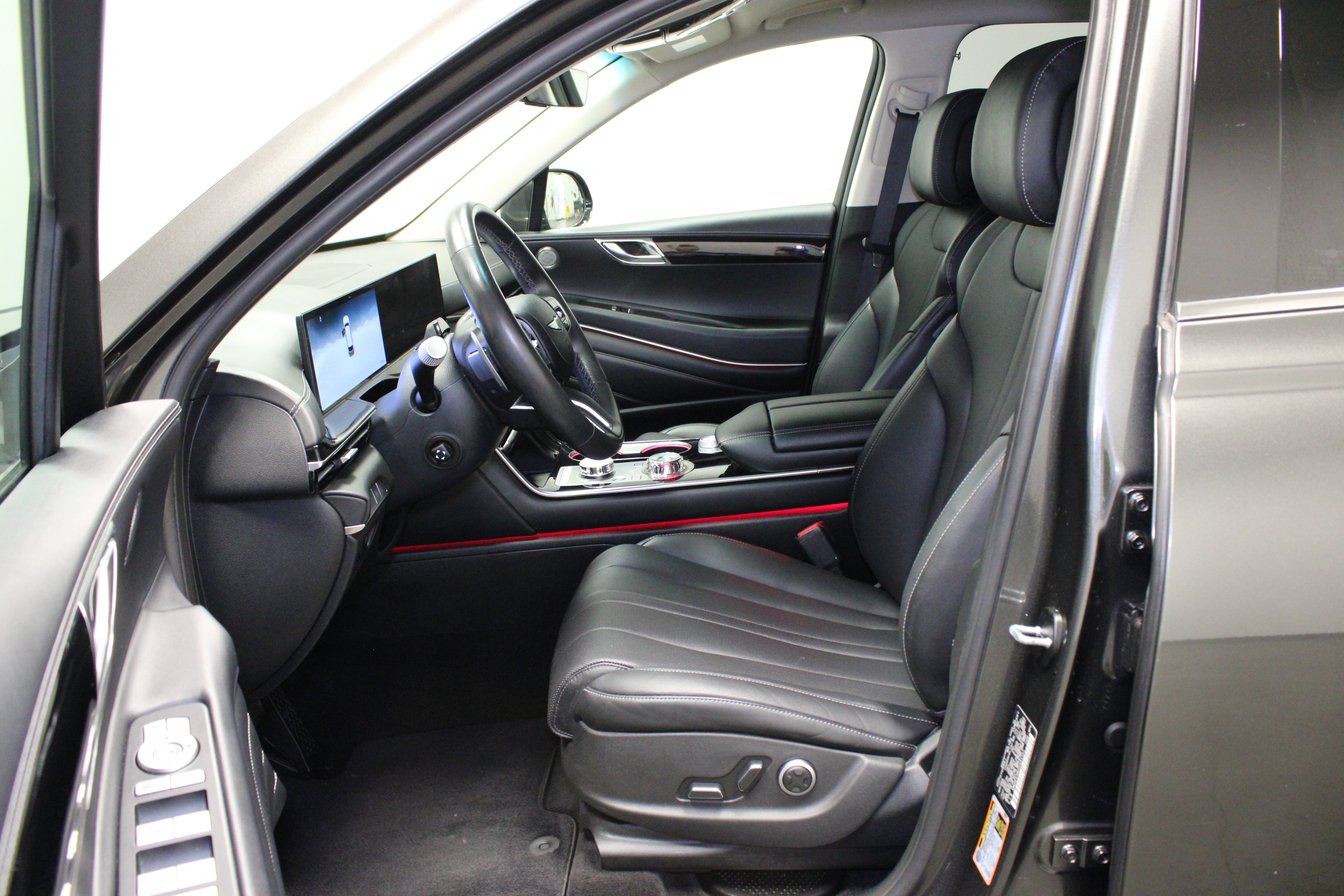 Used 2025 Genesis GV80 2.5T Standard AWD/4WD image 17