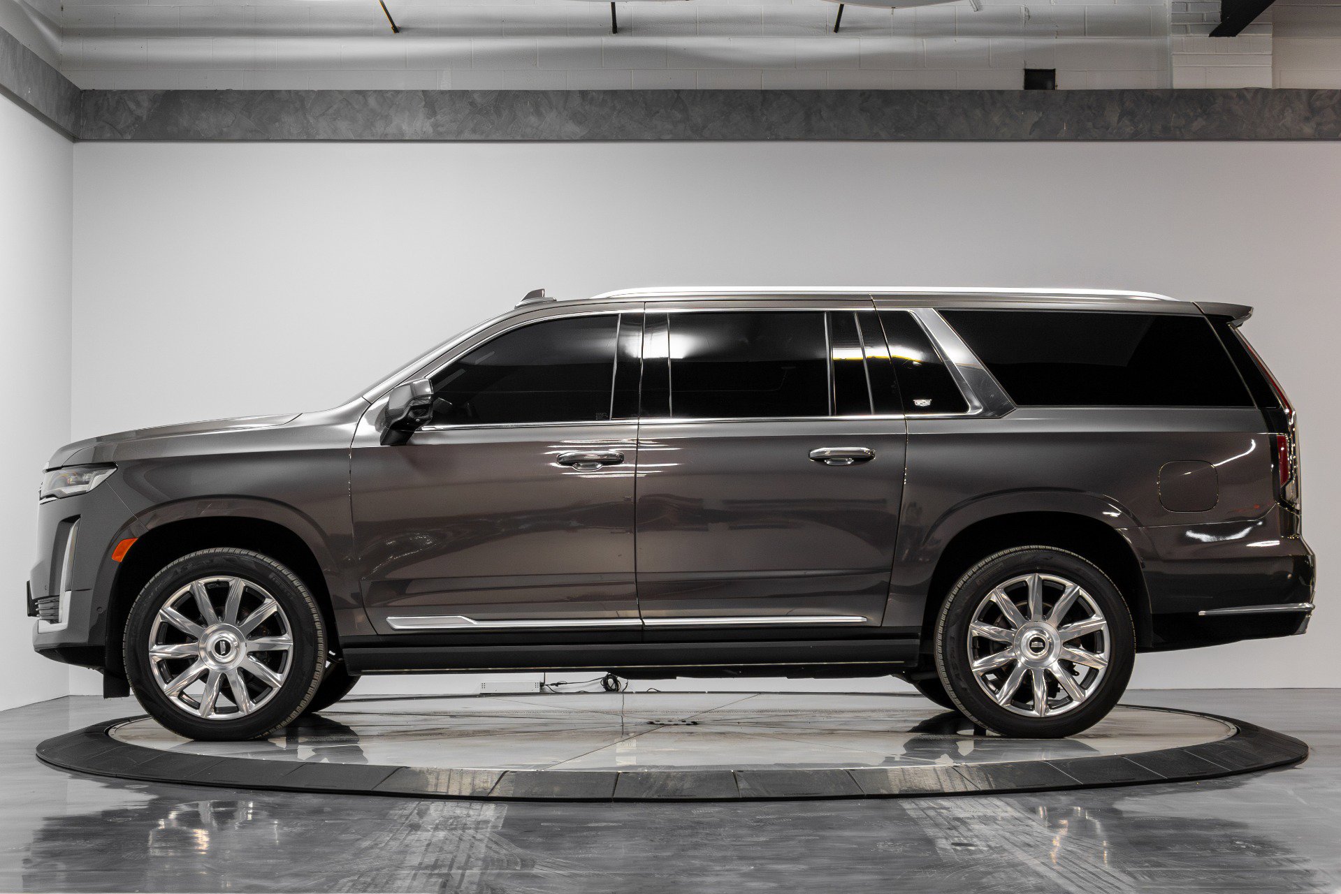 Used 2021 Cadillac Escalade ESV Premium Luxury Platinum w/ Heavy-Duty Trailer Package image 36