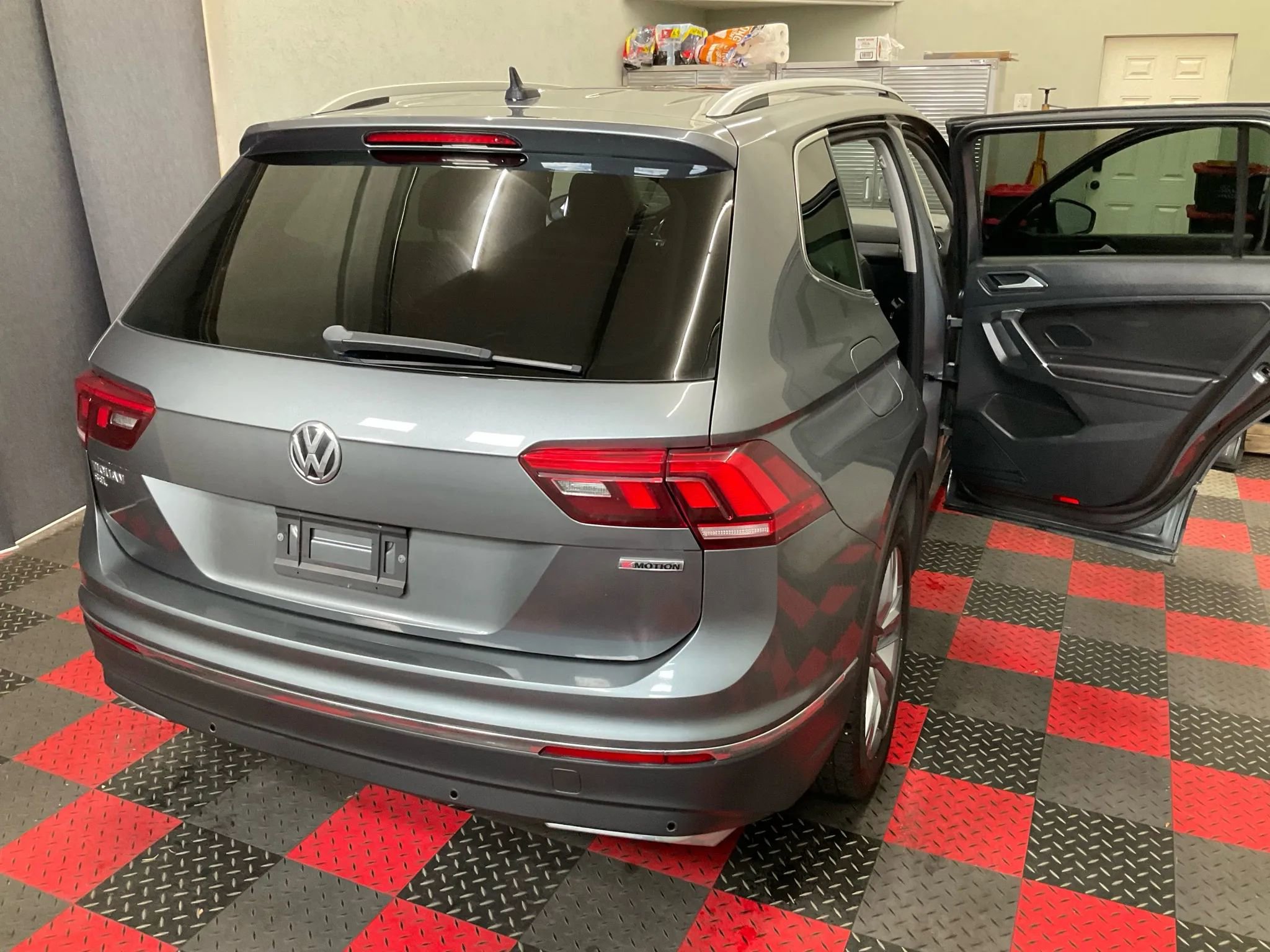 Used 2020 Volkswagen Tiguan SEL AWD/4WD image 2