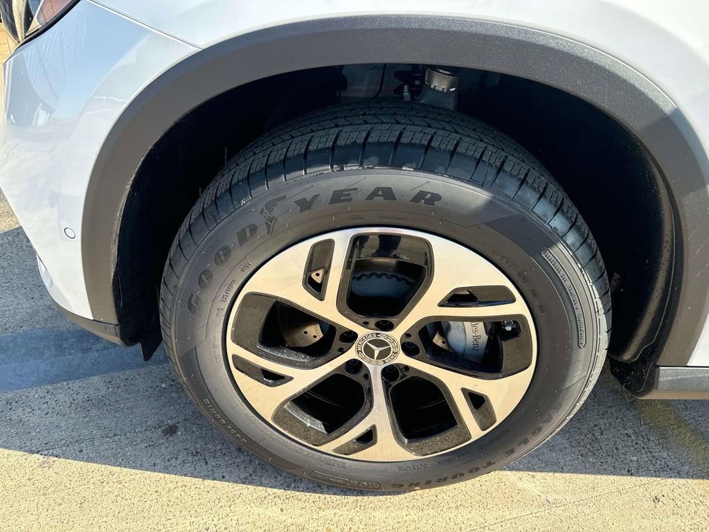 Used 2025 Mercedes-Benz GLC 350e 4MATIC image 3