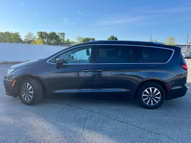 Used 2021 Chrysler Pacifica Touring-L FWD image 3