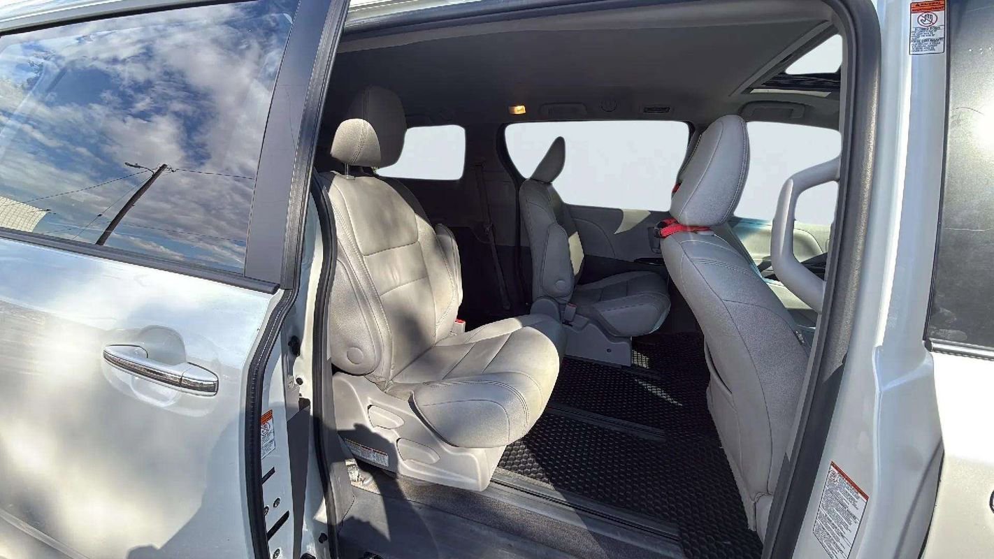 Used 2015 Toyota Sienna XLE image 18