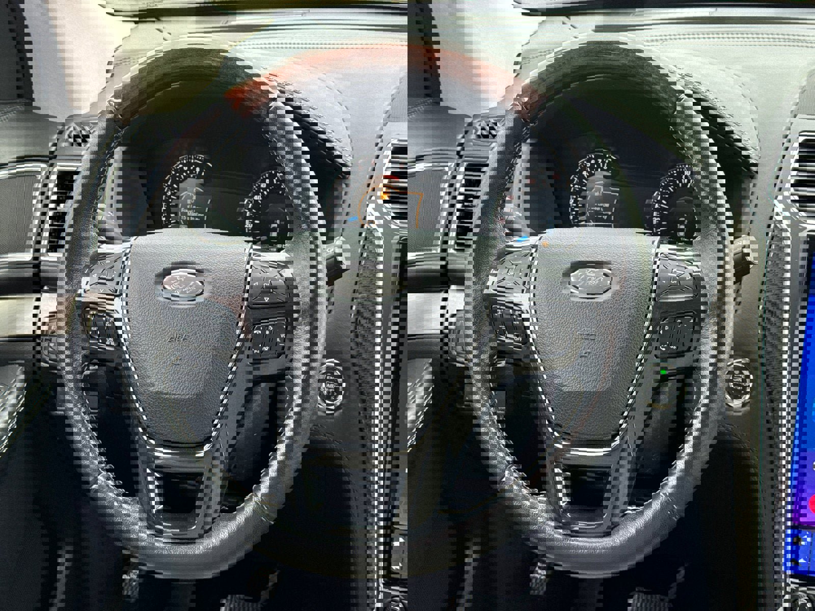 Used 2017 Ford Explorer Platinum image 25