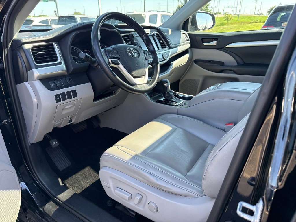 Used 2019 Toyota Highlander XLE AWD/4WD image 18