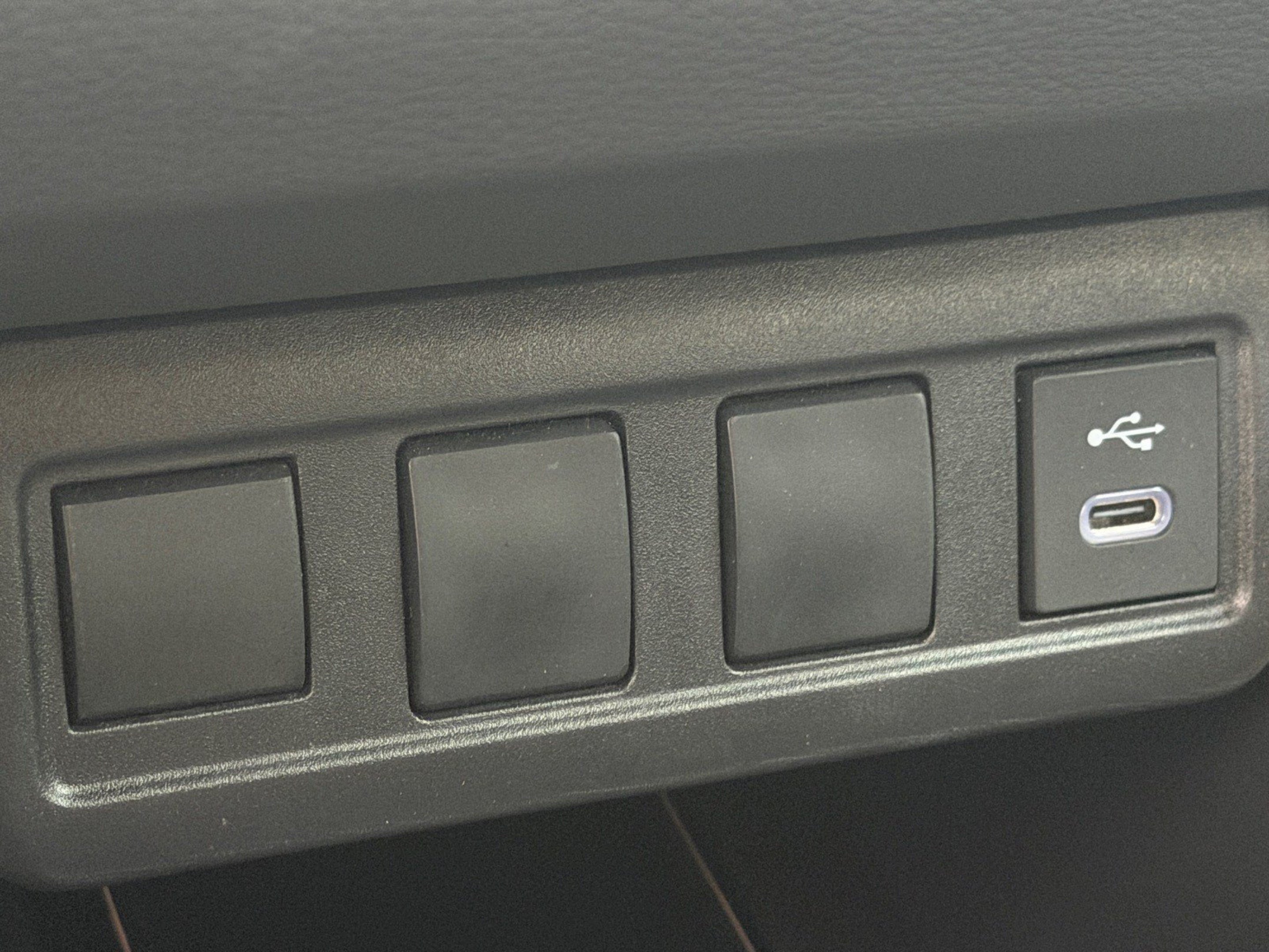 Used 2025 Toyota Corolla Cross LE FWD image 19
