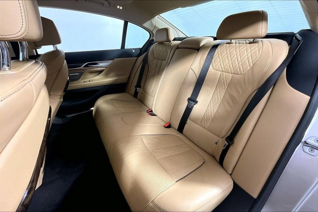 Used 2022 BMW 750Li xDrive AWD/4WD image 26