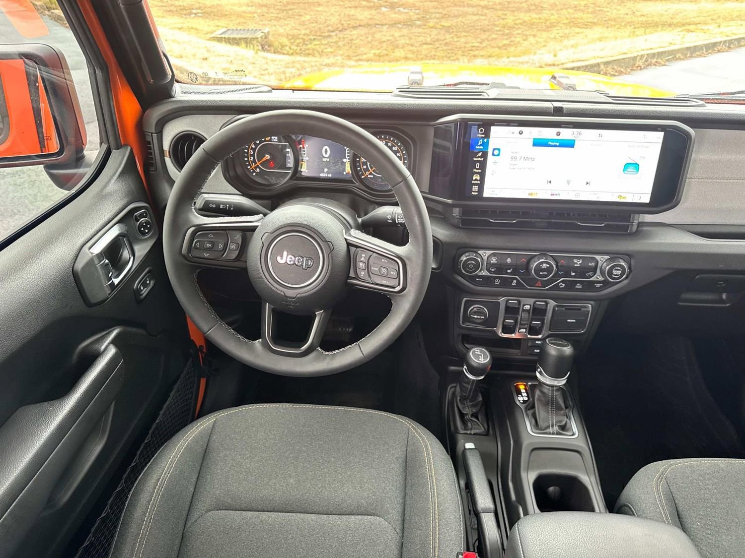 Used 2025 Jeep Gladiator Sport image 17