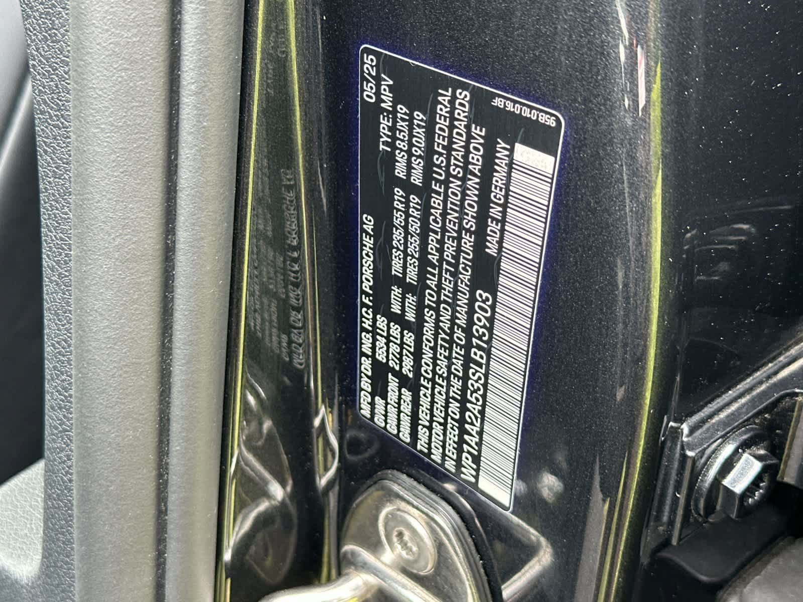 Certified 2025 Porsche Macan AWD/4WD image 33