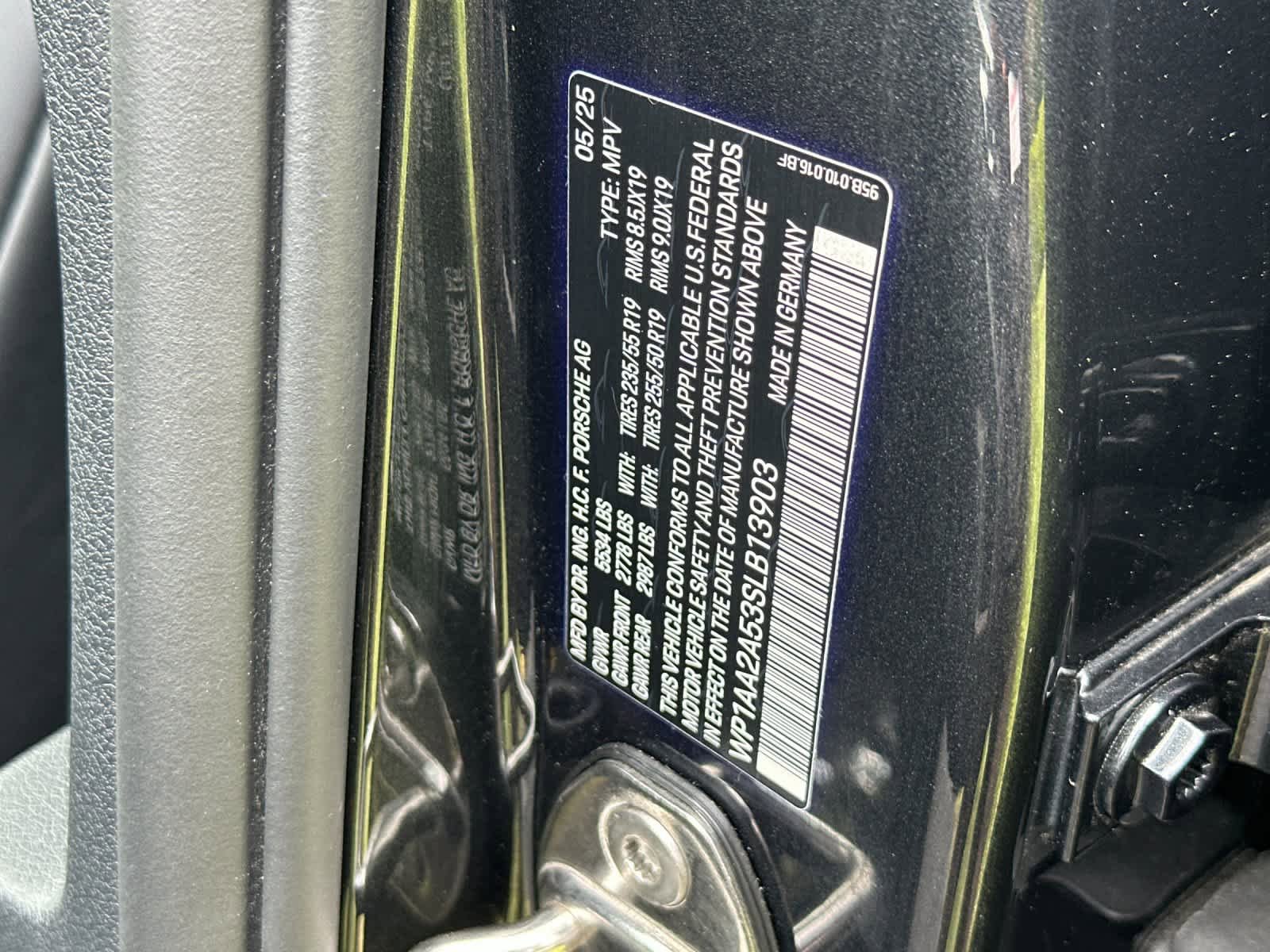 Certified 2025 Porsche Macan AWD/4WD image 33