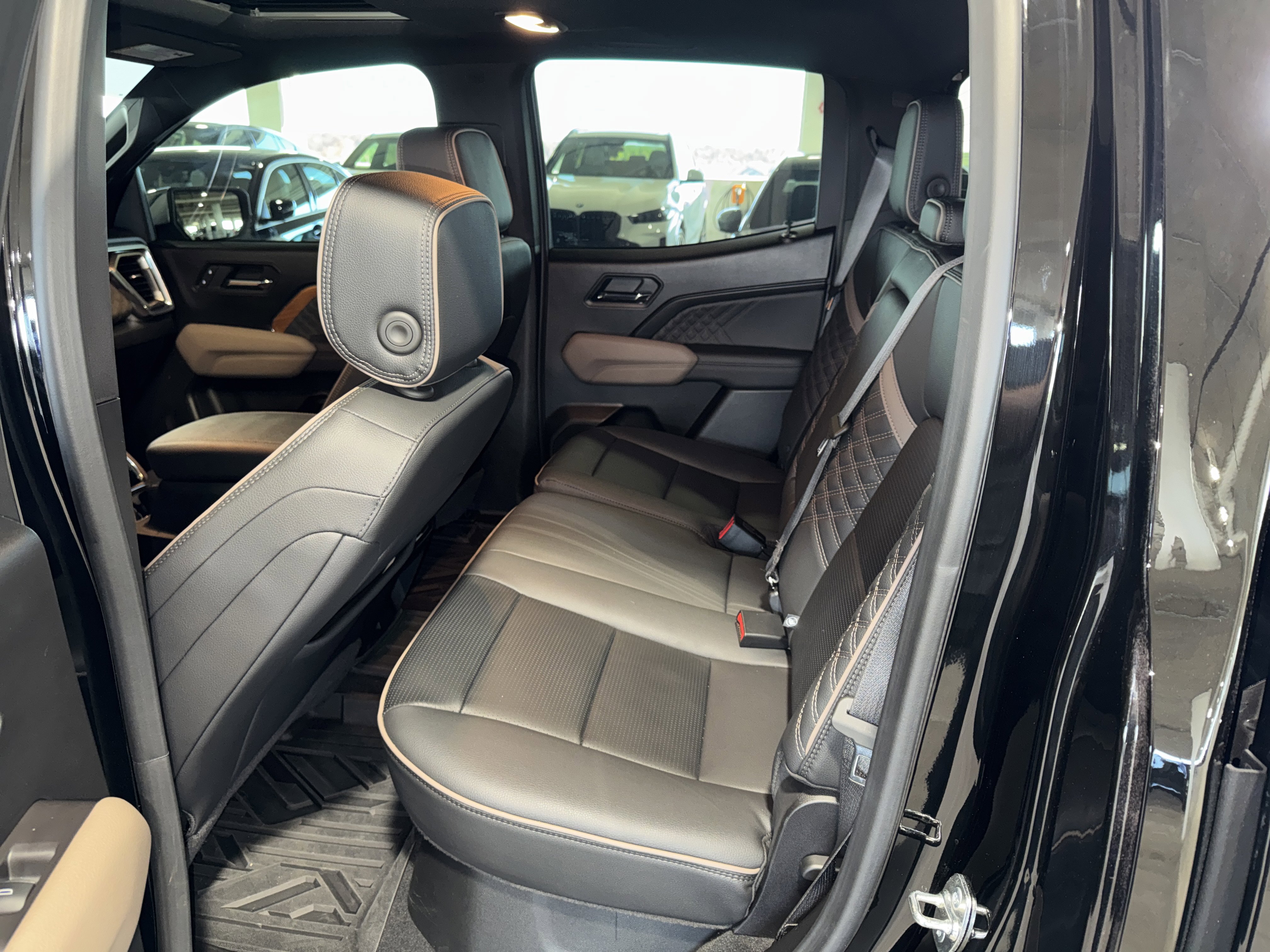 Used 2025 GMC Canyon Denali image 14