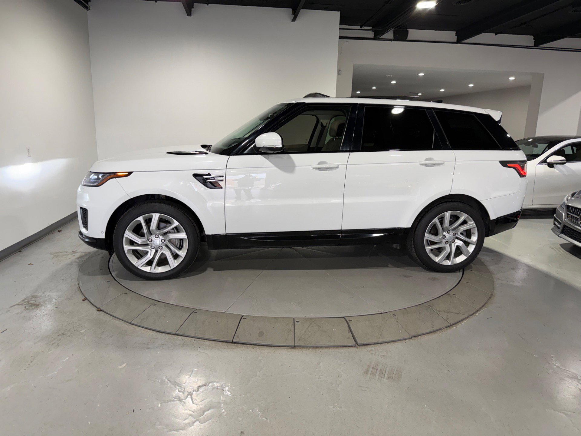 Used 2018 Land Rover Range Rover Sport HSE AWD/4WD image 16