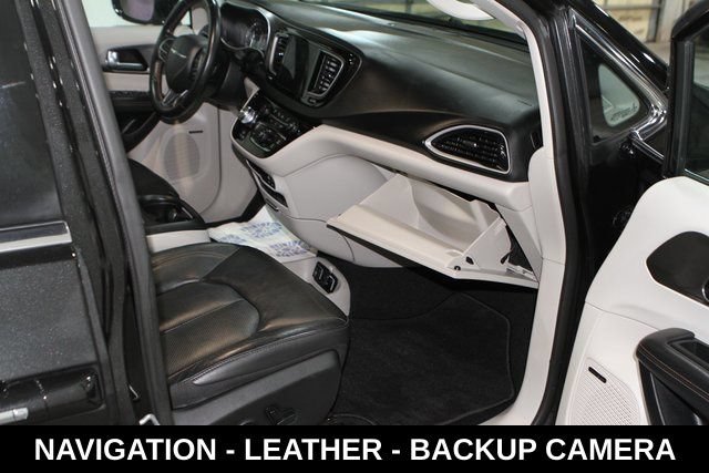 Used 2020 Chrysler Pacifica Touring-L Plus w/ Tire & Wheel Group FWD image 23
