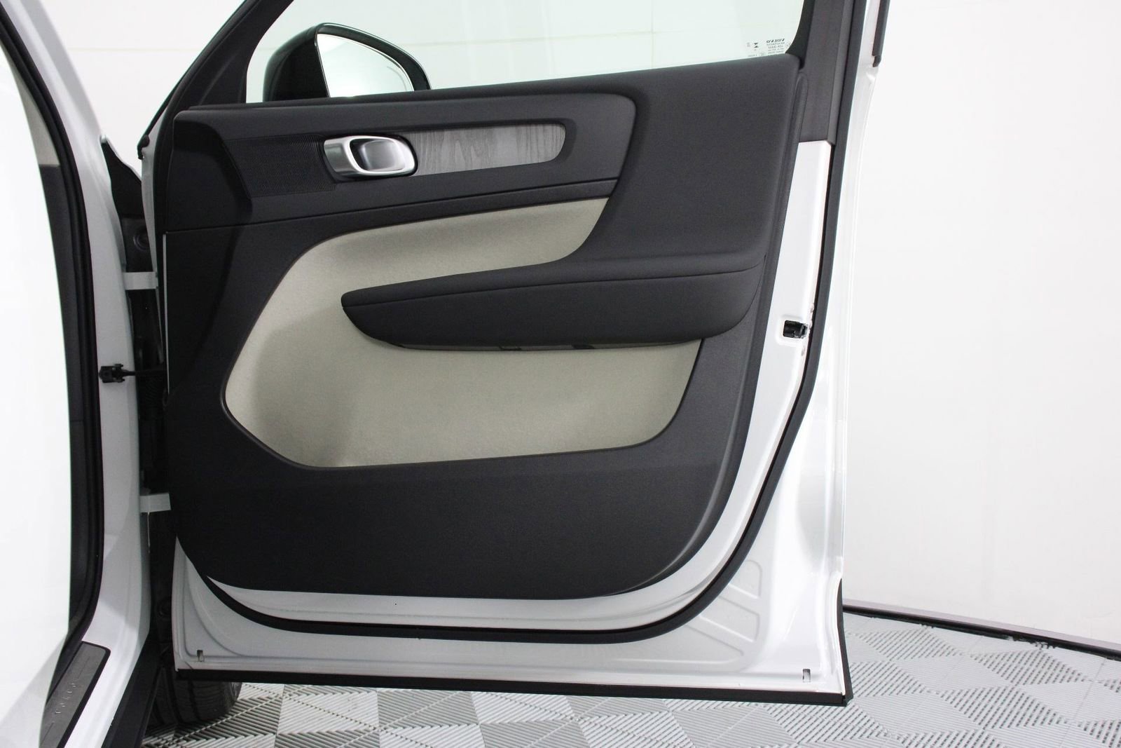 Certified 2026 Volvo XC40 B5 Plus w/ Protection Package Premier image 21