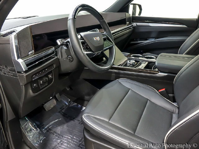 Used 2026 Cadillac Escalade Luxury AWD/4WD image 10