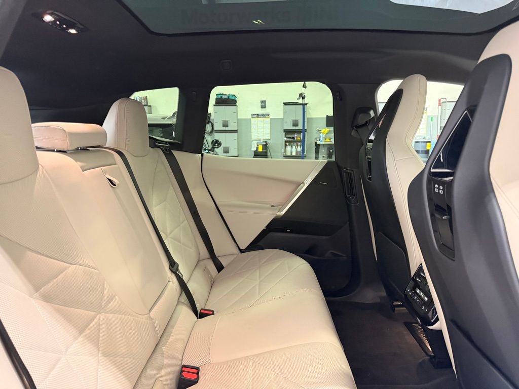 Used 2023 BMW iX xDrive50 w/ Premium Package image 26