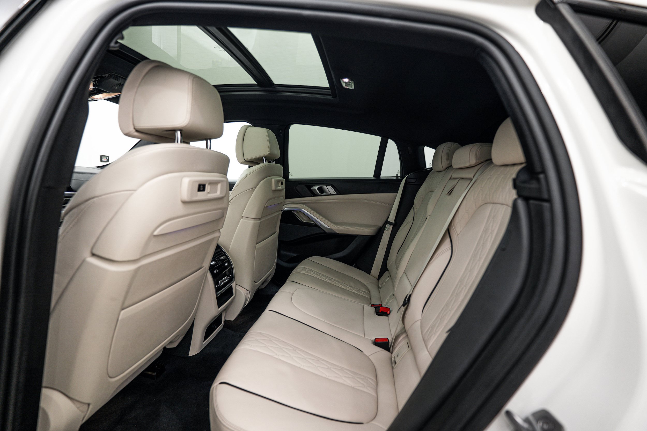 Used 2020 BMW X6 M50i w/ Luxury Seating Package AWD/4WD image 17