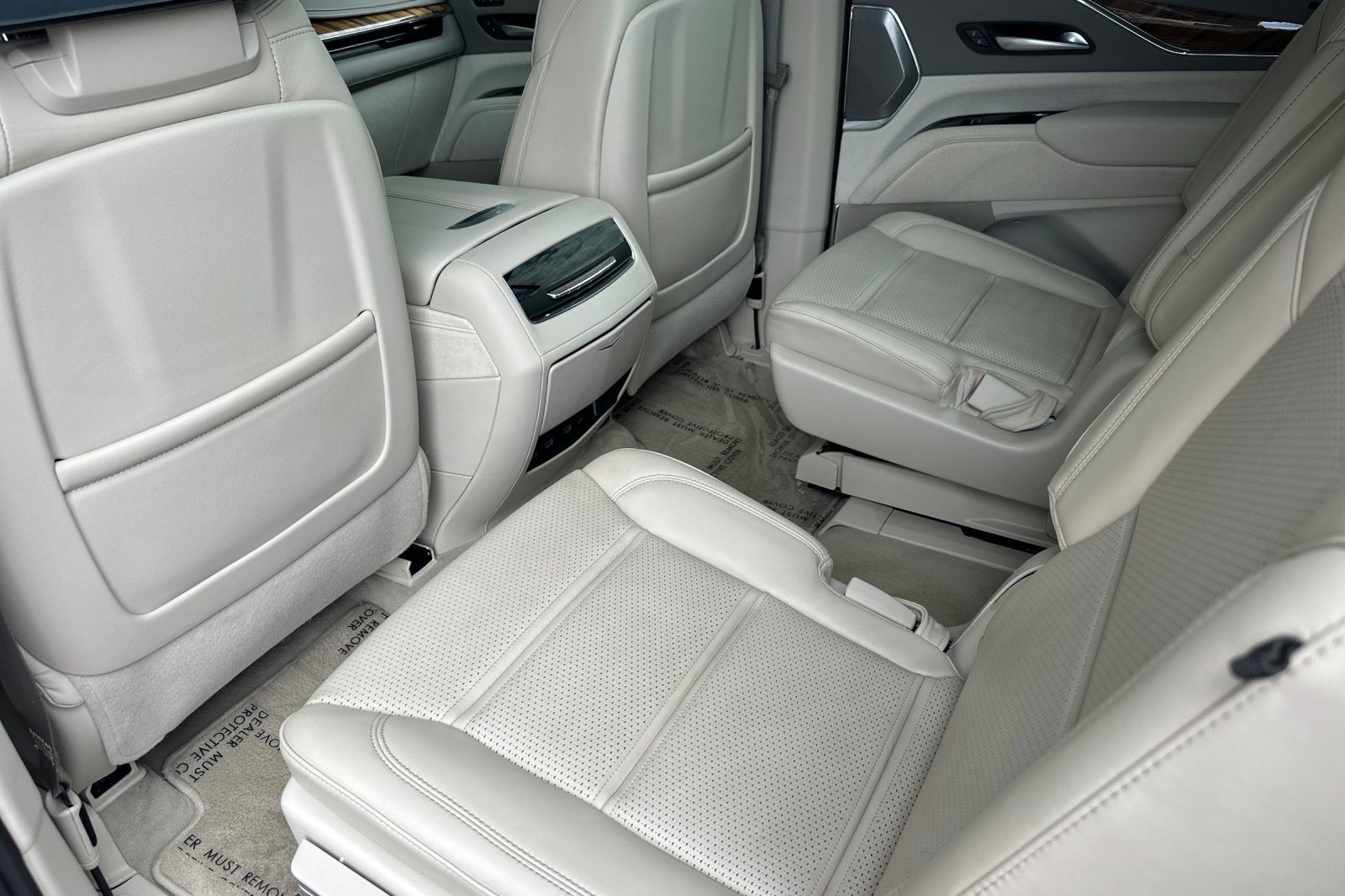 Used 2024 Cadillac Escalade ESV Sport Platinum w/ LPO, ONYX Package AWD/4WD image 11
