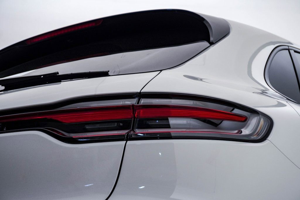 Certified 2025 Porsche Macan image 13