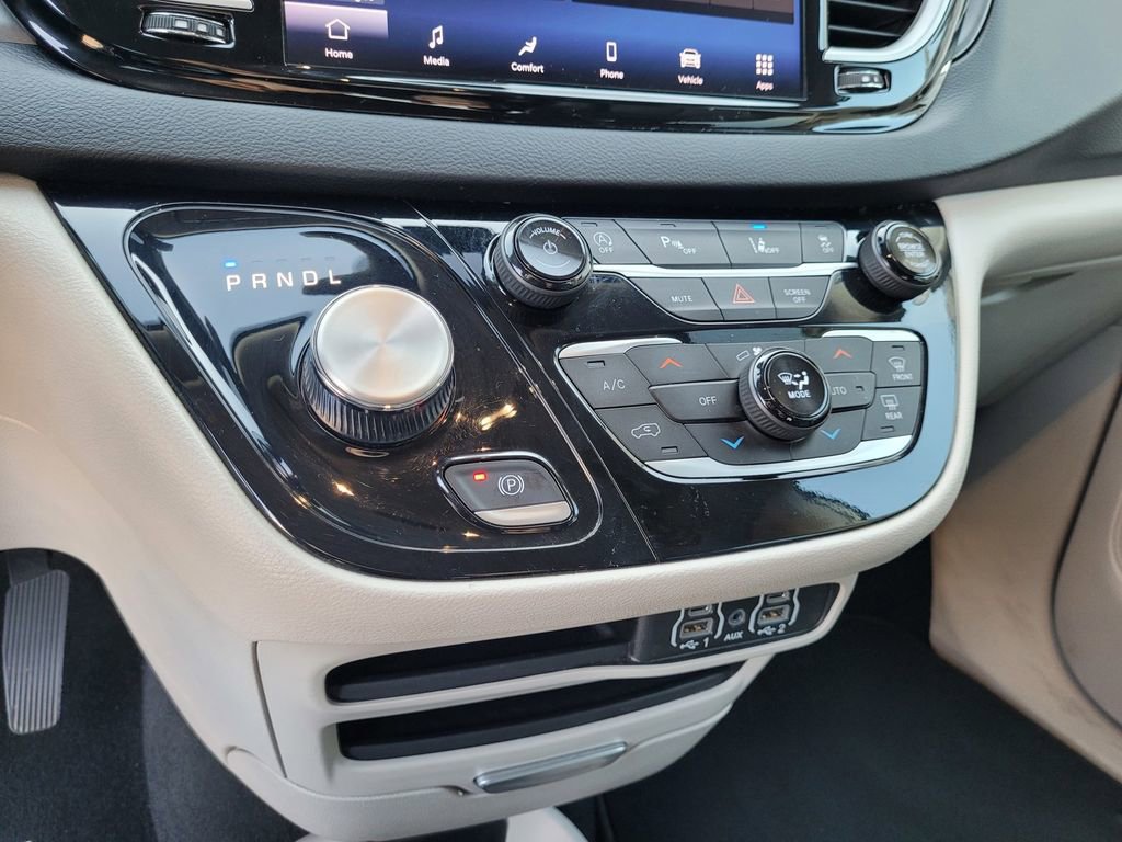 Used 2024 Chrysler Pacifica Touring-L image 20