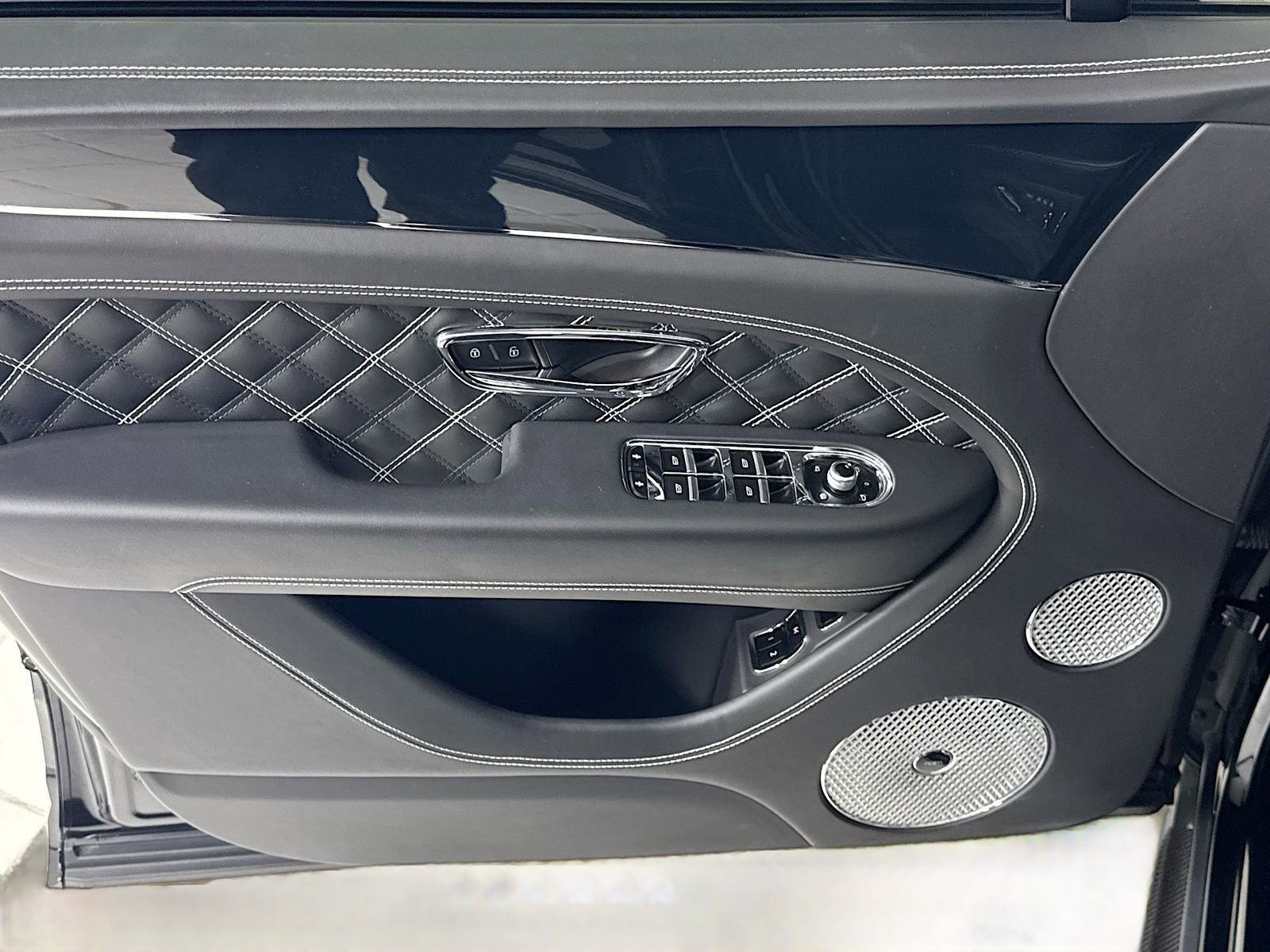 Used 2021 Bentley Bentayga AWD/4WD image 16