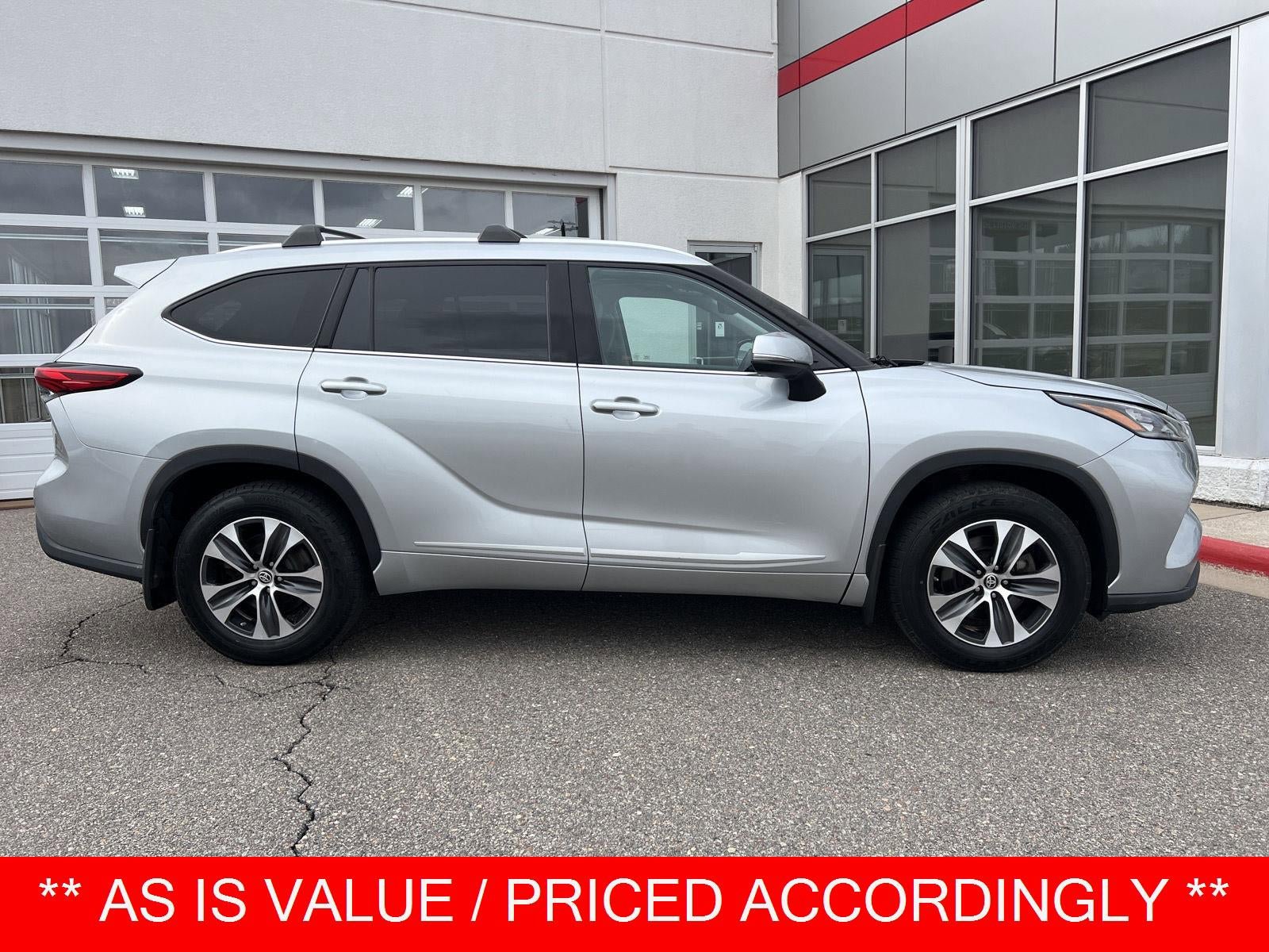 Used 2020 Toyota Highlander XLE AWD/4WD image 1