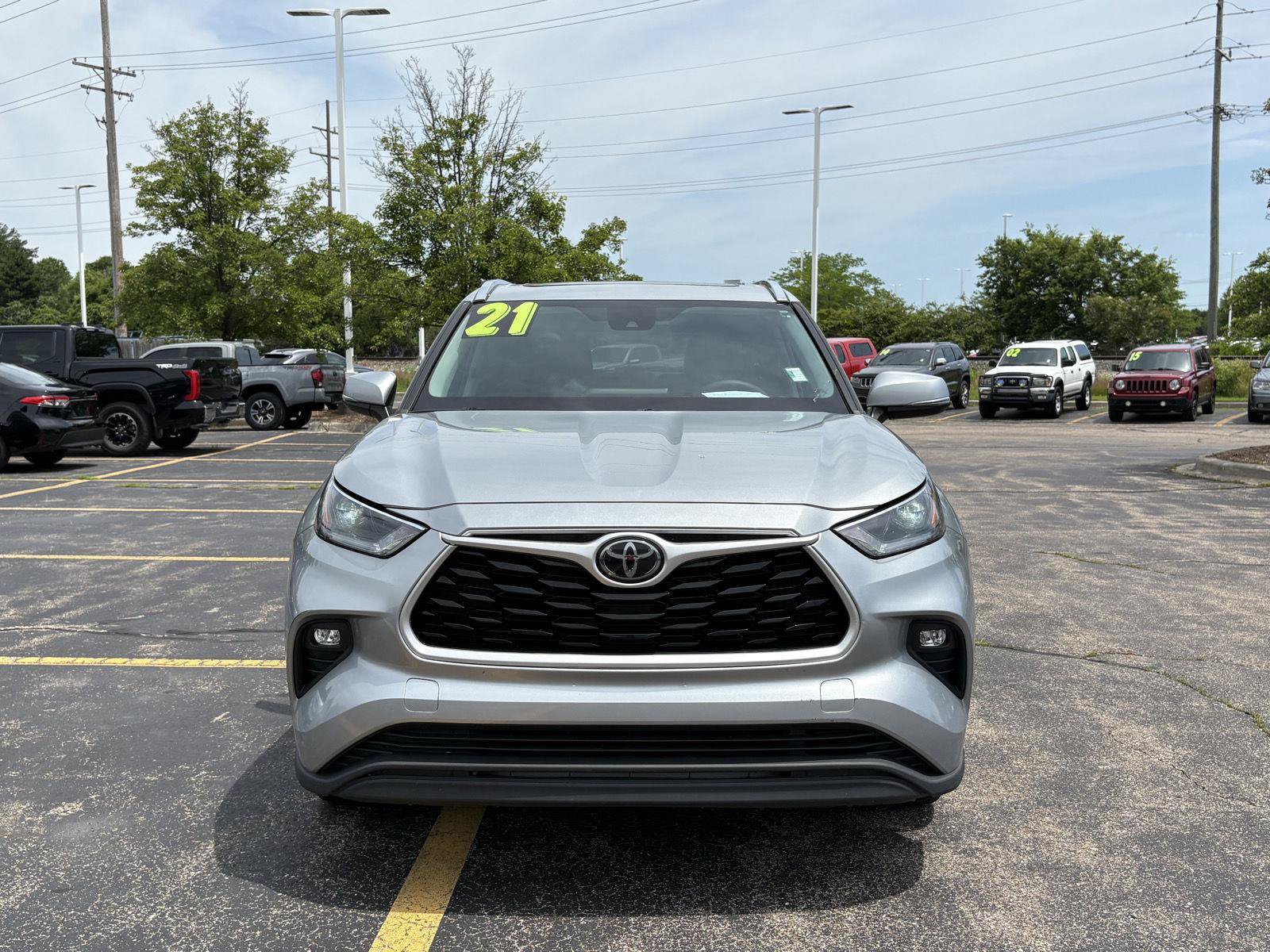 Used 2021 Toyota Highlander XLE AWD/4WD image 2