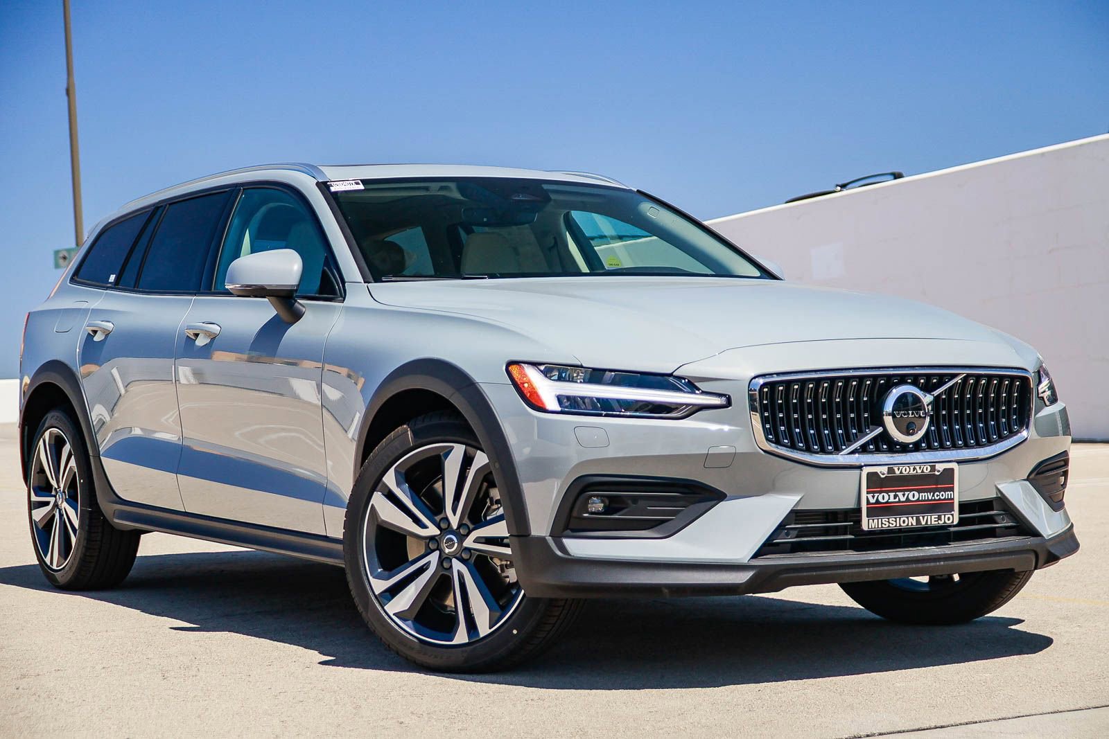 New 2026 Volvo V60 B5 Cross Country Plus AWD/4WD image 1