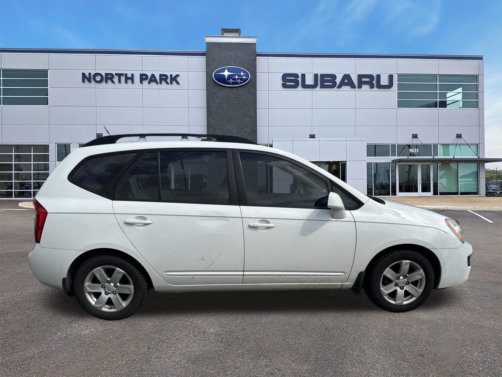 Used 2009 Kia Rondo LX FWD image 4