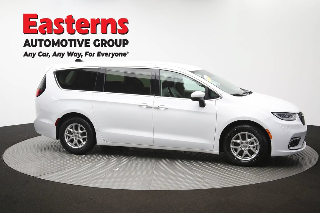 Used 2023 Chrysler Pacifica Touring-L FWD image 47