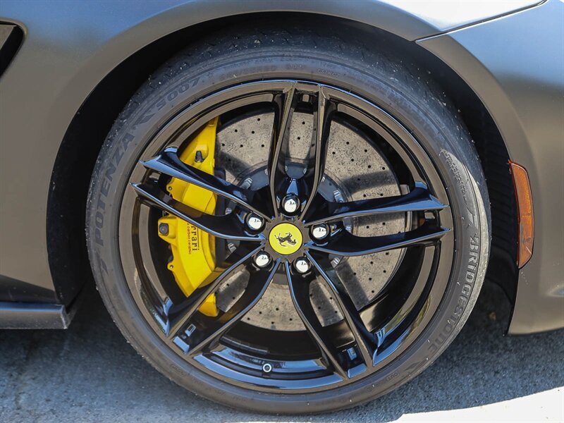 Used 2017 Ferrari GTC4Lusso AWD/4WD image 32