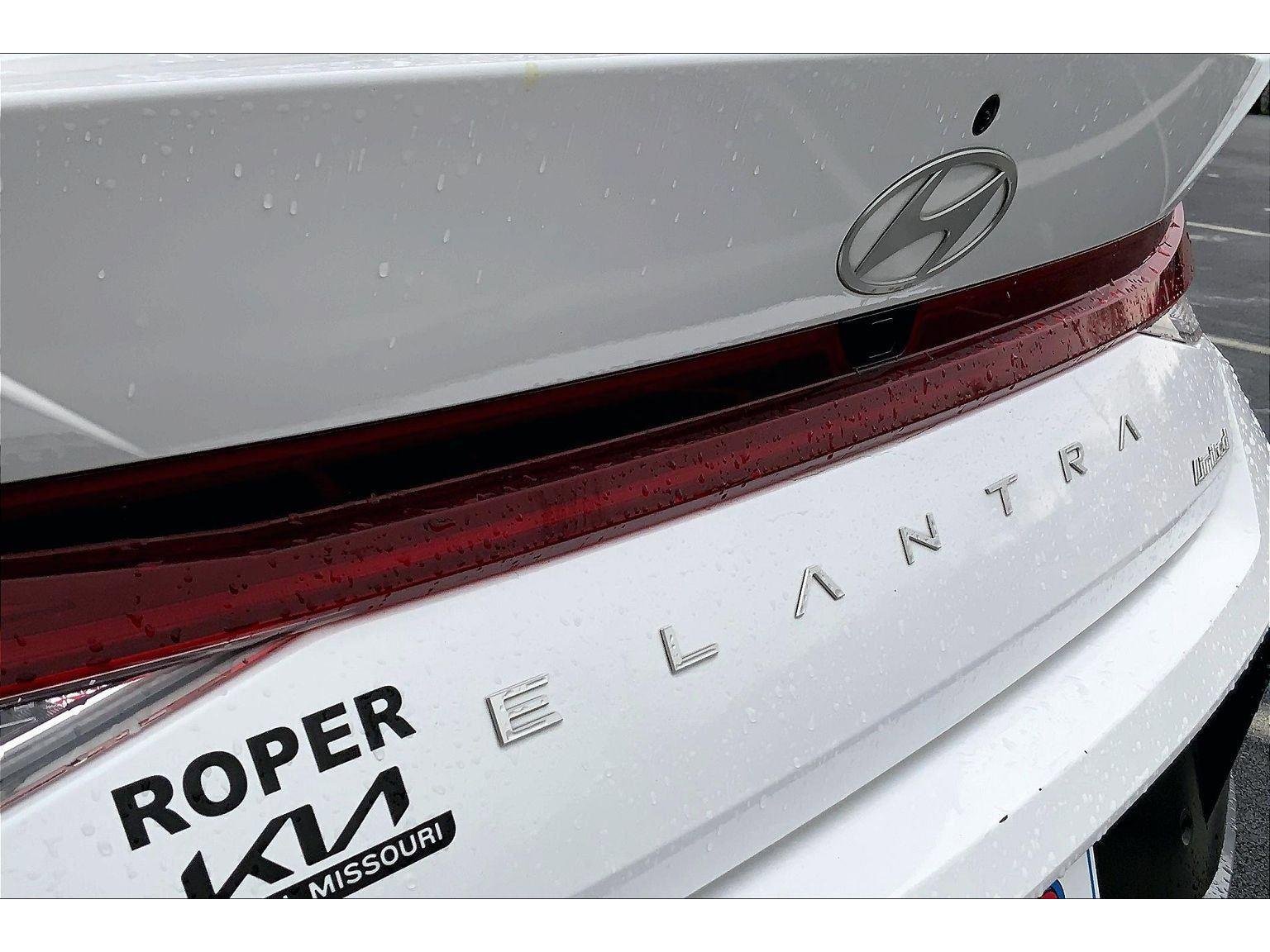 Used 2024 Hyundai Elantra Limited image 31