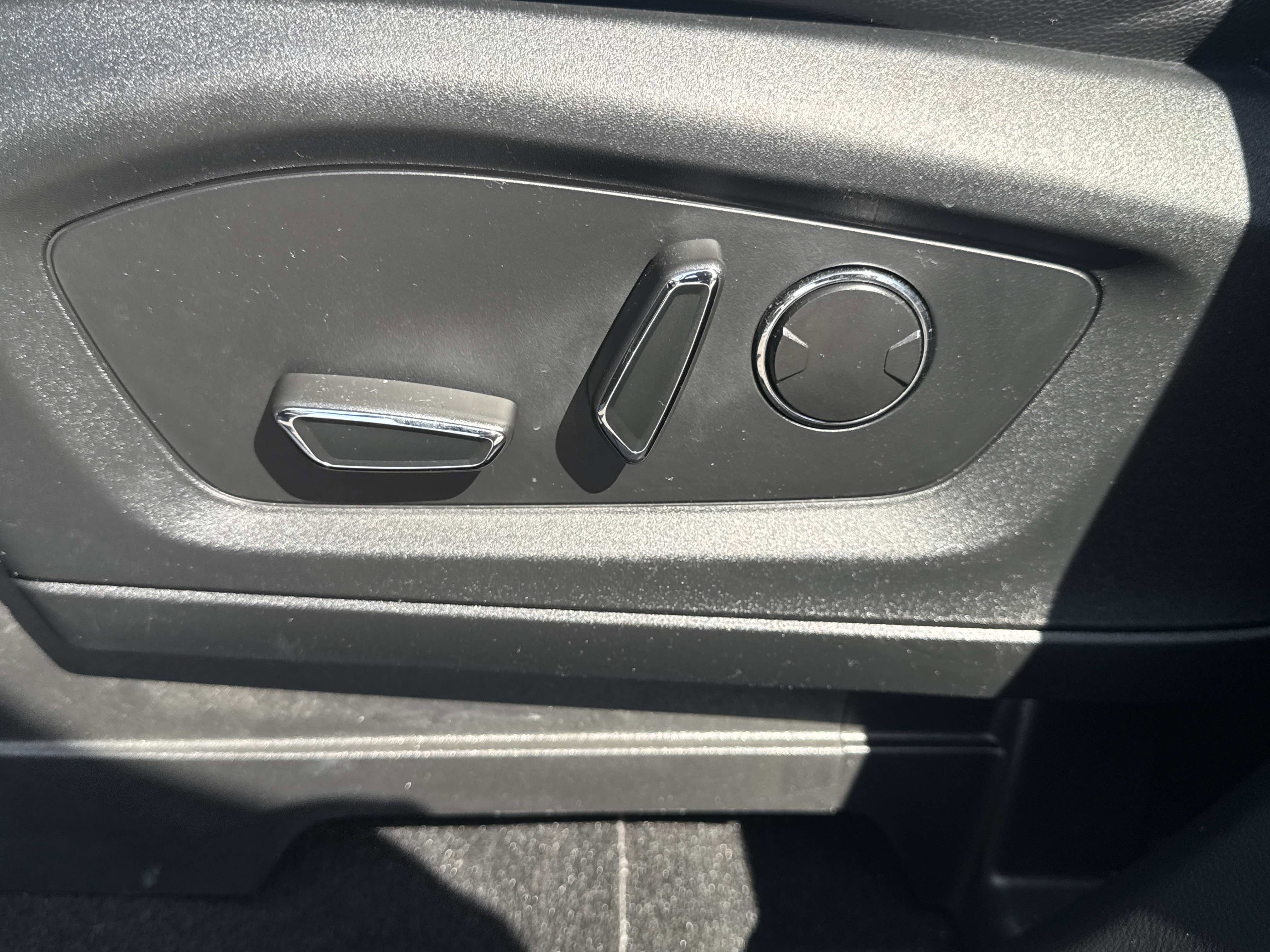 Used 2020 Ford Explorer Limited w/ Hybrid Equipment Group 310A image 15