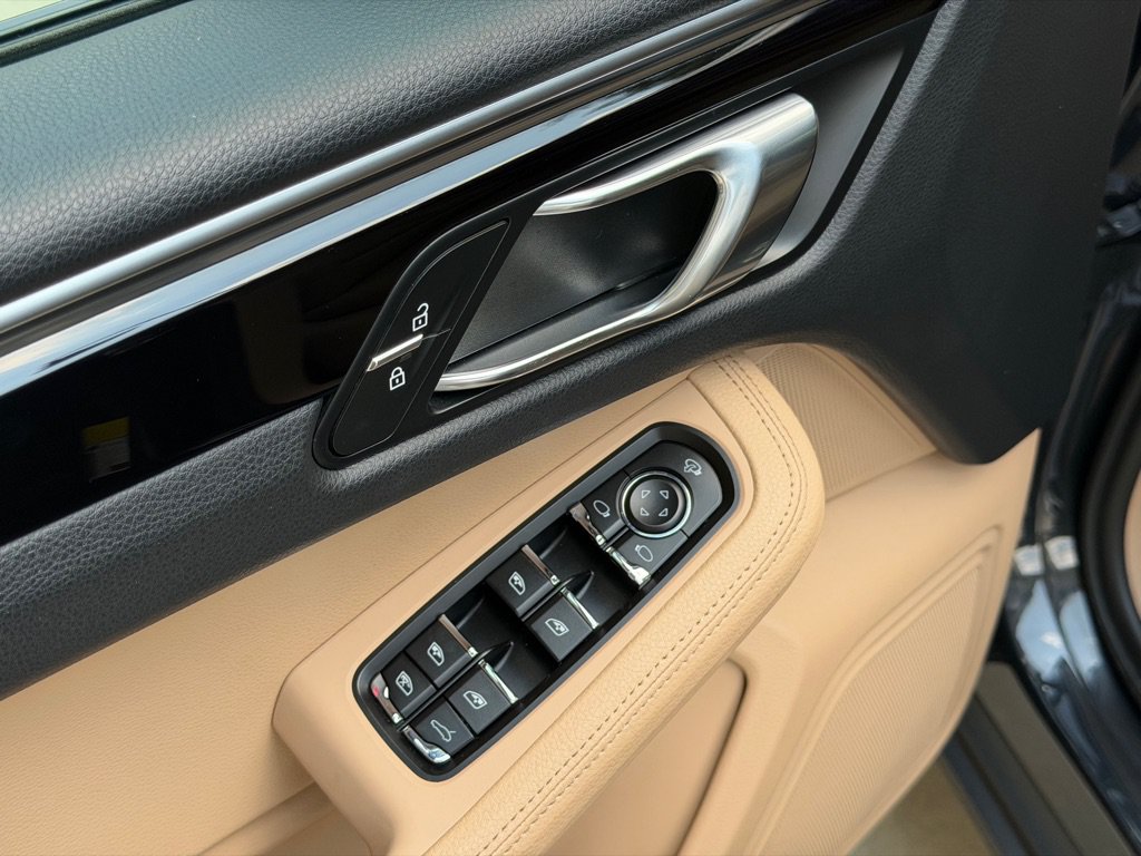 Used 2023 Porsche Macan AWD/4WD image 23