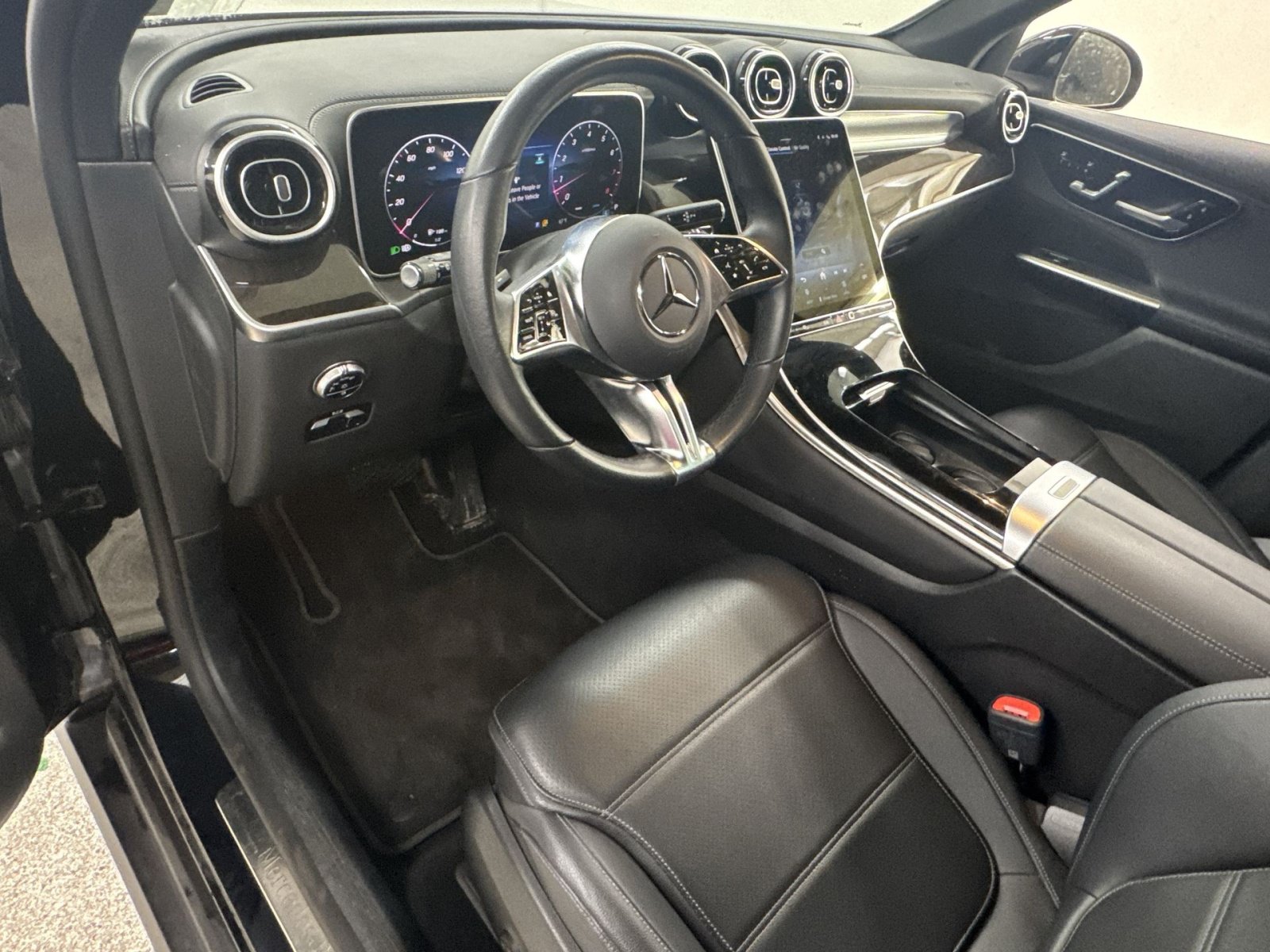 Used 2025 Mercedes-Benz GLC 300 4MATIC image 13