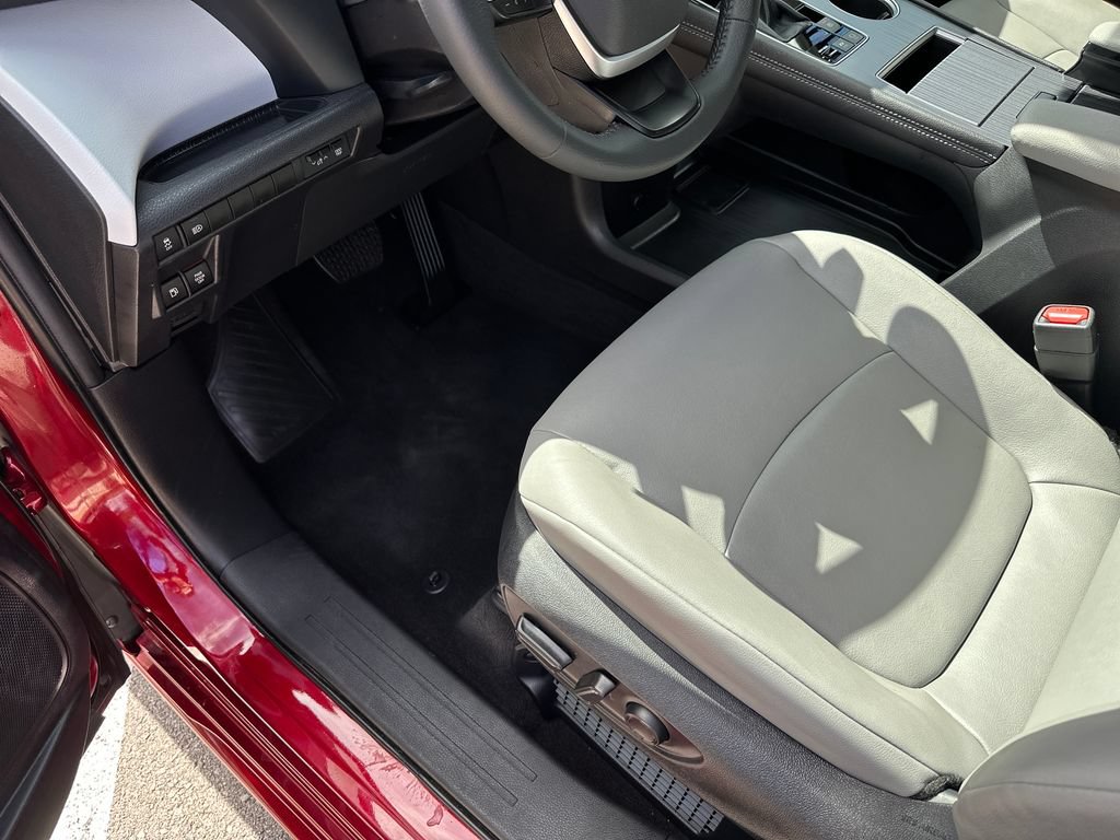 Used 2025 Toyota Sienna XLE FWD image 24