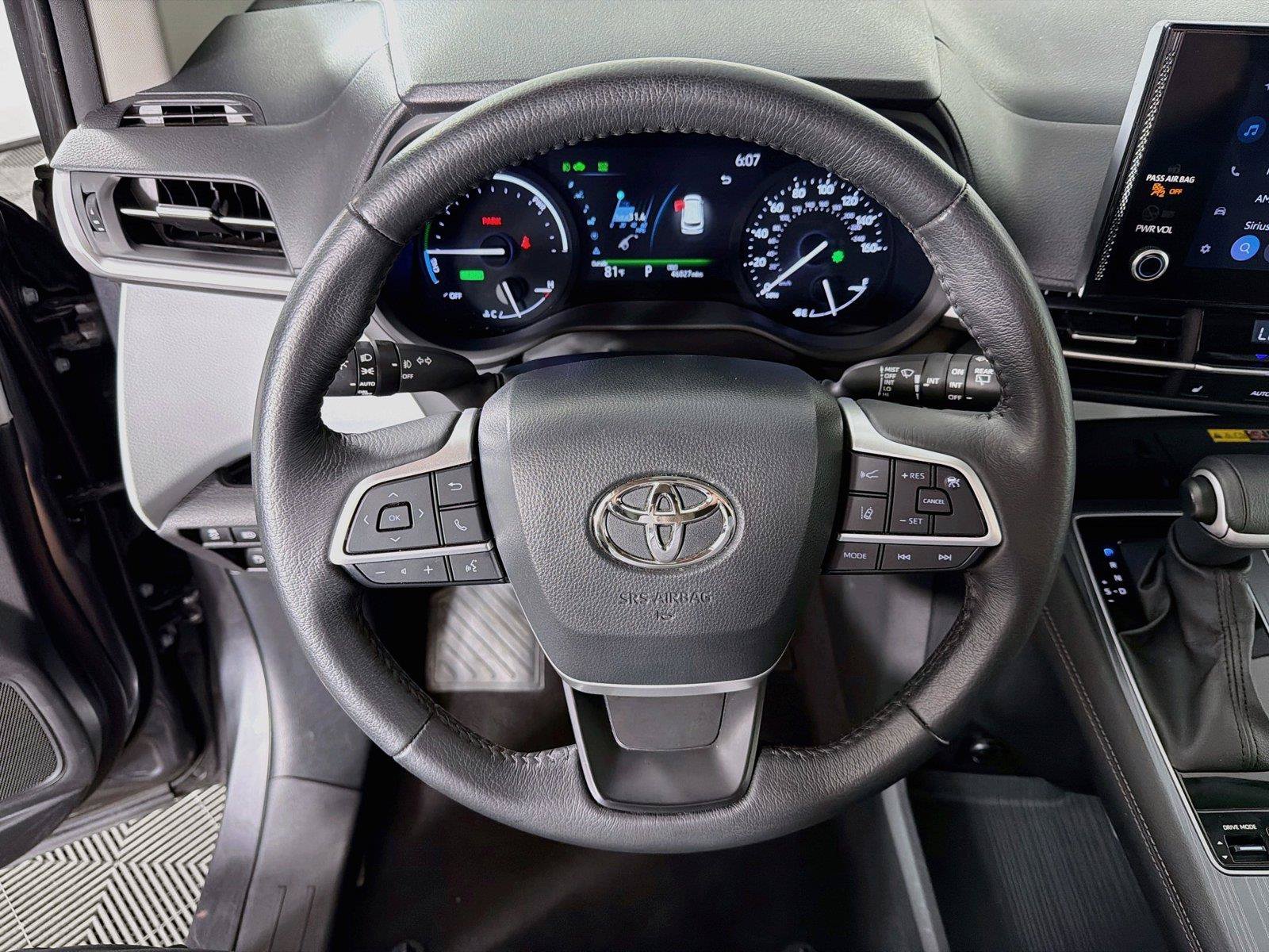 Used 2025 Toyota Sienna XLE FWD image 3